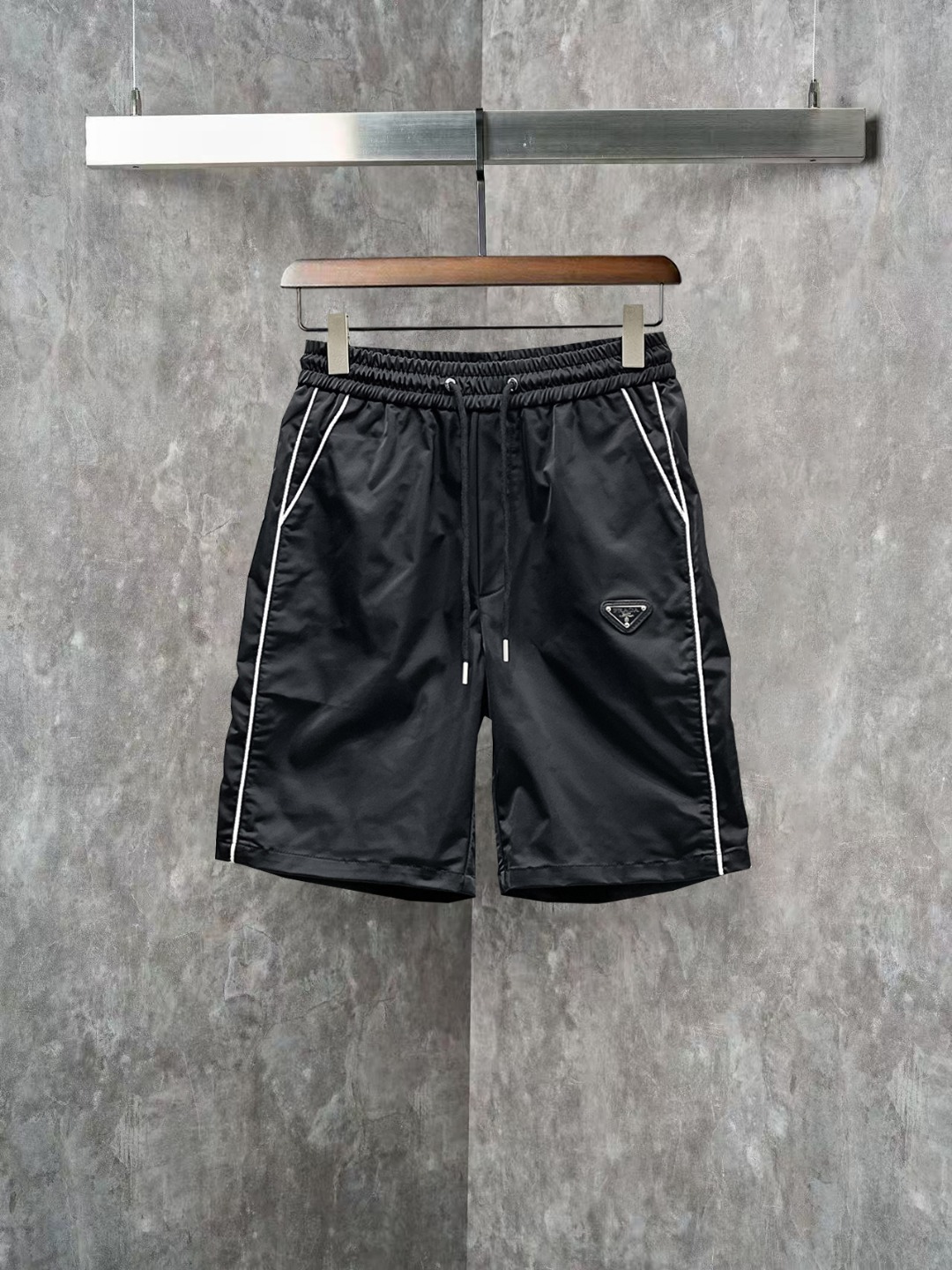NO:845828,Prada 2026ss spring and summer new original counter casual shorts, luxury classic brand original LOGO accessories, counter best-selling model, very comfortable to wear, low-key yet luxurious, very classy to wear. Needless to say the trousers style and tailoring, the upper body is exquisite and high-end, first-class and top-quality materials. Really palace-level casual pants. The cotton of Türkiye is of outstanding quality. After heavy washing, the pants are very soft!  Not picky, the upper body is absolutely stylish and extremely luxurious. Sizes M-3XL, prada, shorts,19860909普拉达 2026ss春夏新款原单专柜休闲短裤,奢华经典品牌原版LOGO配饰 专柜热销款 身穿着非常舒适 低调不失奢华 穿出去非常有档次 裤型款式和裁剪亦无需多言 上身精致跃然高档一等一顶级质料 真正殿堂级的休闲裤 选用土耳其的棉花品质卓然,经过重水洗使得裤子很柔软！不挑人 上身绝对的有型 极度奢华. 尺码M-3XL,,prada,shorts,,Men's clothing