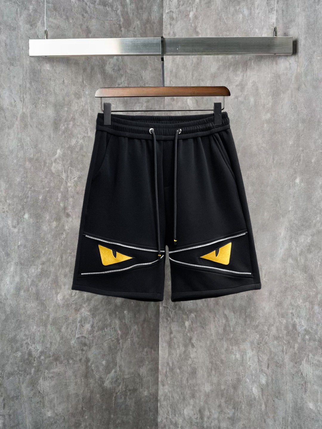 NO:845832,Fendi 2026ss spring and summer new original counter casual shorts, luxury classic brand original LOGO accessories, counter best-selling model. Very comfortable to wear, low-key yet luxurious, very classy to wear. Needless to say the trousers style and tailoring. The upper body is exquisite and high-end, first-class and top-quality materials. Really palace-level casual pants. The cotton of Türkiye is of outstanding quality. After heavy washing, the pants are very soft!  Not picky, the upper body is absolutely stylish and extremely luxurious. Sizes M-3XL, fendi, shorts,19860909芬迪 2026ss春夏新款原单专柜休闲短裤,奢华经典品牌原版LOGO配饰 专柜热销款 身穿着非常舒适 低调不失奢华 穿出去非常有档次 裤型款式和裁剪亦无需多言 上身精致跃然高档一等一顶级质料 真正殿堂级的休闲裤 选用土耳其的棉花品质卓然,经过重水洗使得裤子很柔软！不挑人 上身绝对的有型 极度奢华. 尺码M-3XL,,fendi,shorts,,Men's clothing