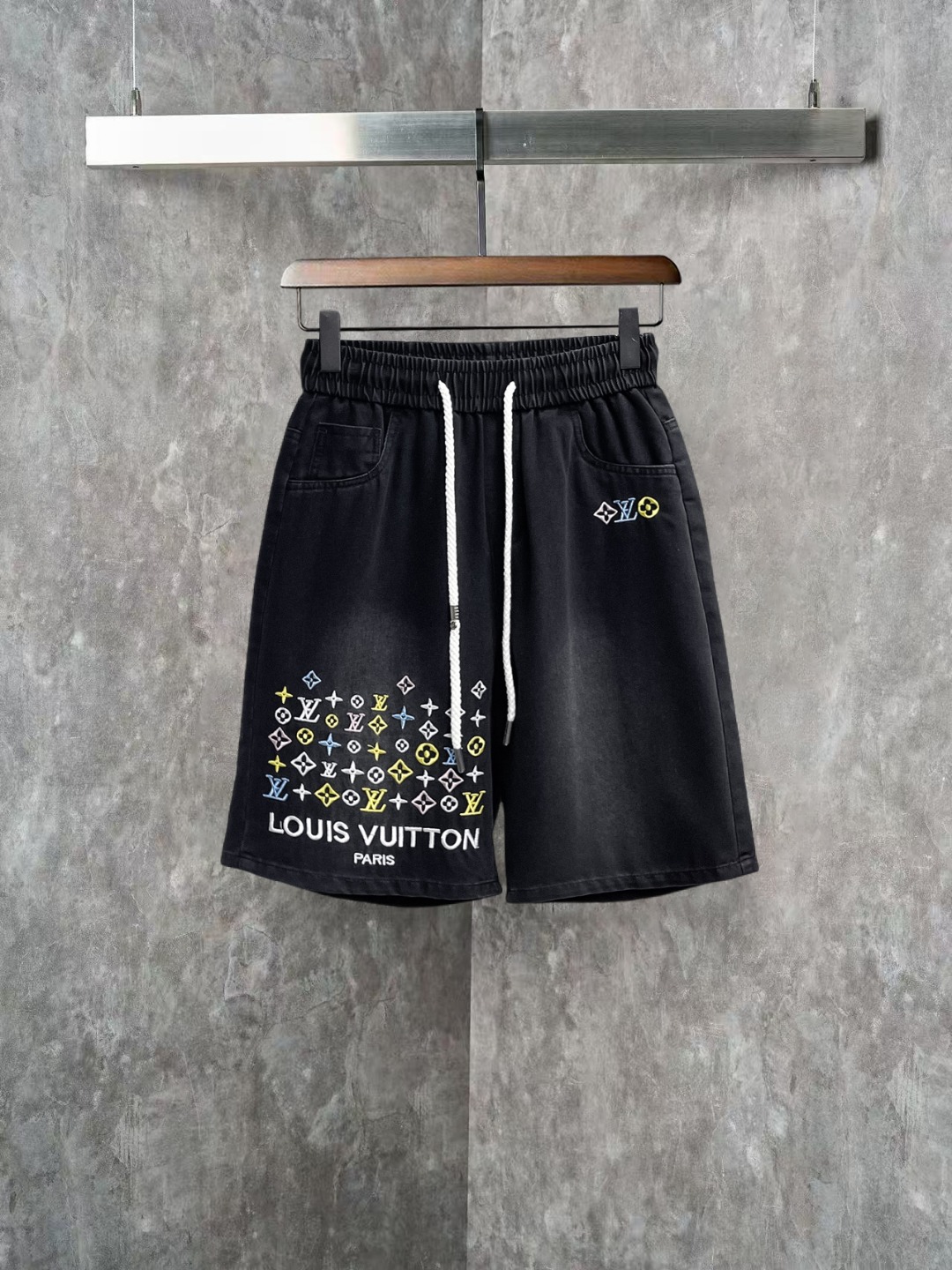 NO:845836,Lv 2026ss spring and summer new original counter casual shorts, luxury classic brand original LOGO accessories, counter best-selling style, very comfortable to wear, low-key yet luxurious, very classy to wear. Needless to say, the trousers style and tailoring. The upper body is exquisite and high-end, first-class and top-quality materials. Really palace-level casual pants. The cotton of Turkey is of outstanding quality. After heavy washing, the pants are very soft!  Not picky, the upper body is absolutely stylish and extremely luxurious. Sizes M-3XL, Louis Vuitton, shorts,19860909Lv 2026ss春夏新款原单专柜休闲短裤,奢华经典品牌原版LOGO配饰 专柜热销款 身穿着非常舒适 低调不失奢华 穿出去非常有档次 裤型款式和裁剪亦无需多言 上身精致跃然高档一等一顶级质料 真正殿堂级的休闲裤 选用土耳其的棉花品质卓然,经过重水洗使得裤子很柔软！不挑人 上身绝对的有型 极度奢华. 尺码M-3XL,,louis vuitton,shorts,,Men's clothing