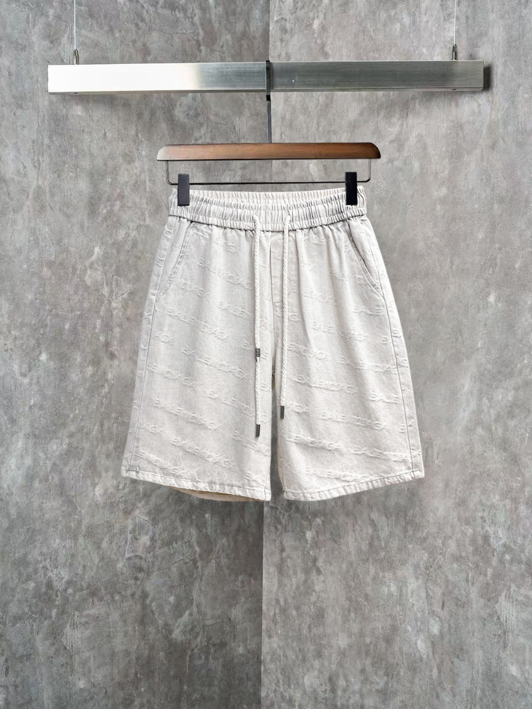 NO:845840,Balenciaga 2026ss spring and summer new original counter casual shorts, luxury classic brand original LOGO accessories, counter best-selling style, very comfortable to wear, low-key yet luxurious, very classy to wear. Needless to say the trousers style and tailoring, the upper body is exquisite and high-end, first-class and top-quality materials. Really palace-level casual pants. The cotton from Turkey is of outstanding quality. After heavy washing, the pants are very soft!  Not picky, the upper body is absolutely stylish and extremely luxurious. Sizes M-3XL, balenciaga, shorts,19860909巴黎世家 2026ss春夏新款原单专柜休闲短裤,奢华经典品牌原版LOGO配饰 专柜热销款 身穿着非常舒适 低调不失奢华 穿出去非常有档次 裤型款式和裁剪亦无需多言 上身精致跃然高档一等一顶级质料 真正殿堂级的休闲裤 选用土耳其的棉花品质卓然,经过重水洗使得裤子很柔软！不挑人 上身绝对的有型 极度奢华. 尺码M-3XL,,balenciaga,shorts,,Men's clothing
