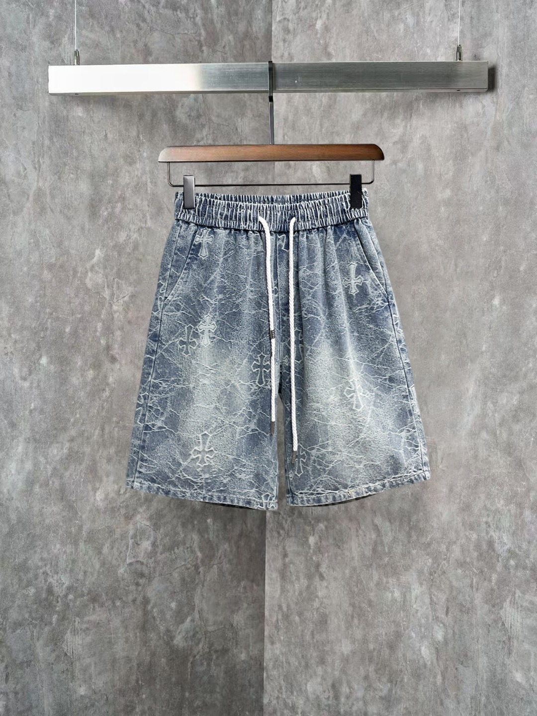 NO:845844,Kroxin 2026ss spring and summer new original counter casual shorts, luxury classic brand original LOGO accessories, counter best-selling model, very comfortable to wear, low-key yet luxurious, very classy to wear. There is no need to say much about the trousers style and tailoring. The upper body is exquisite and high-end, first-class and top-quality materials. Really palace-level casual pants. The cotton from Turkey is of outstanding quality. After heavy washing, the pants are very soft!  Not picky, the upper body is absolutely stylish and extremely luxurious. Sizes M-3XL, chrome hearts, shorts,19860909克罗心 2026ss春夏新款原单专柜休闲短裤,奢华经典品牌原版LOGO配饰 专柜热销款 身穿着非常舒适 低调不失奢华 穿出去非常有档次 裤型款式和裁剪亦无需多言 上身精致跃然高档一等一顶级质料 真正殿堂级的休闲裤 选用土耳其的棉花品质卓然,经过重水洗使得裤子很柔软！不挑人 上身绝对的有型 极度奢华. 尺码M-3XL,,chrome hearts,shorts,,Men's clothing