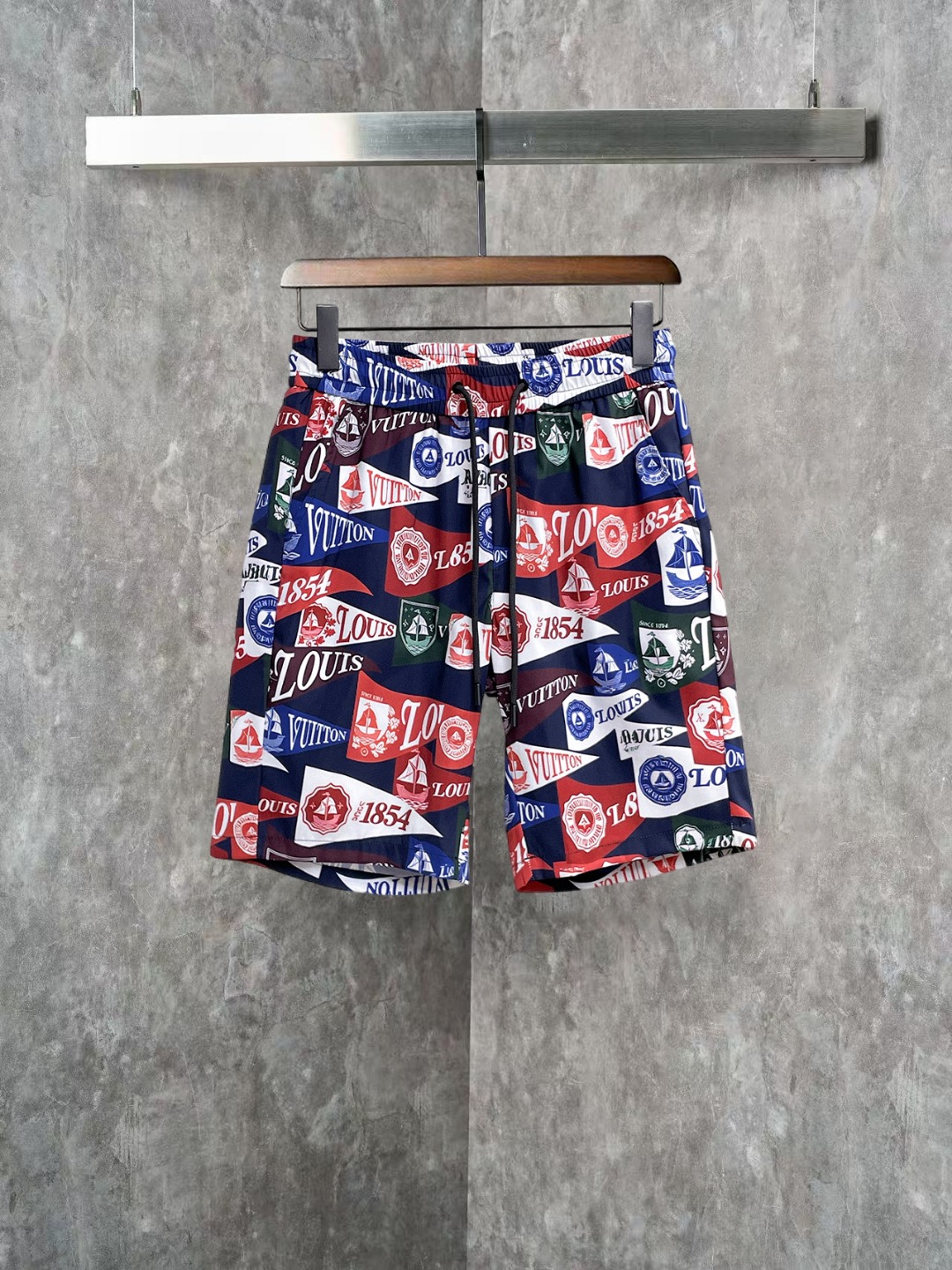 NO:845845,Lv 2026ss spring and summer new original counter casual shorts, luxury classic brand original LOGO accessories, counter best-selling style, very comfortable to wear, low-key yet luxurious, very classy to wear. Needless to say, the trousers style and tailoring. The upper body is exquisite and high-end, first-class and top-quality materials. Really palace-level casual pants. The cotton of Turkey is of outstanding quality. After heavy washing, the pants are very soft!  Not picky, the upper body is absolutely stylish and extremely luxurious. Sizes M-3XL, Louis Vuitton, shorts,19860909Lv 2026ss春夏新款原单专柜休闲短裤,奢华经典品牌原版LOGO配饰 专柜热销款 身穿着非常舒适 低调不失奢华 穿出去非常有档次 裤型款式和裁剪亦无需多言 上身精致跃然高档一等一顶级质料 真正殿堂级的休闲裤 选用土耳其的棉花品质卓然,经过重水洗使得裤子很柔软！不挑人 上身绝对的有型 极度奢华. 尺码M-3XL,,louis vuitton,shorts,,Men's clothing