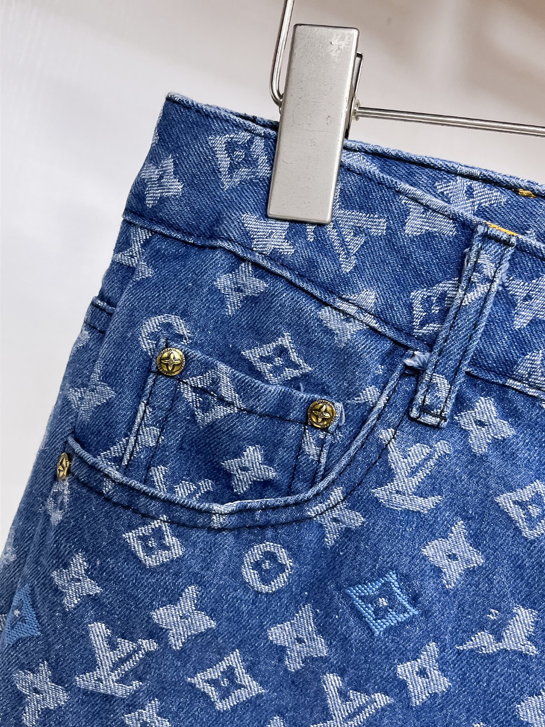 Louis Vuitton LV 2026夏季新款男士牛仔短裤 重工艺高级定制面料透气面料 透气弹力舒适度极高
