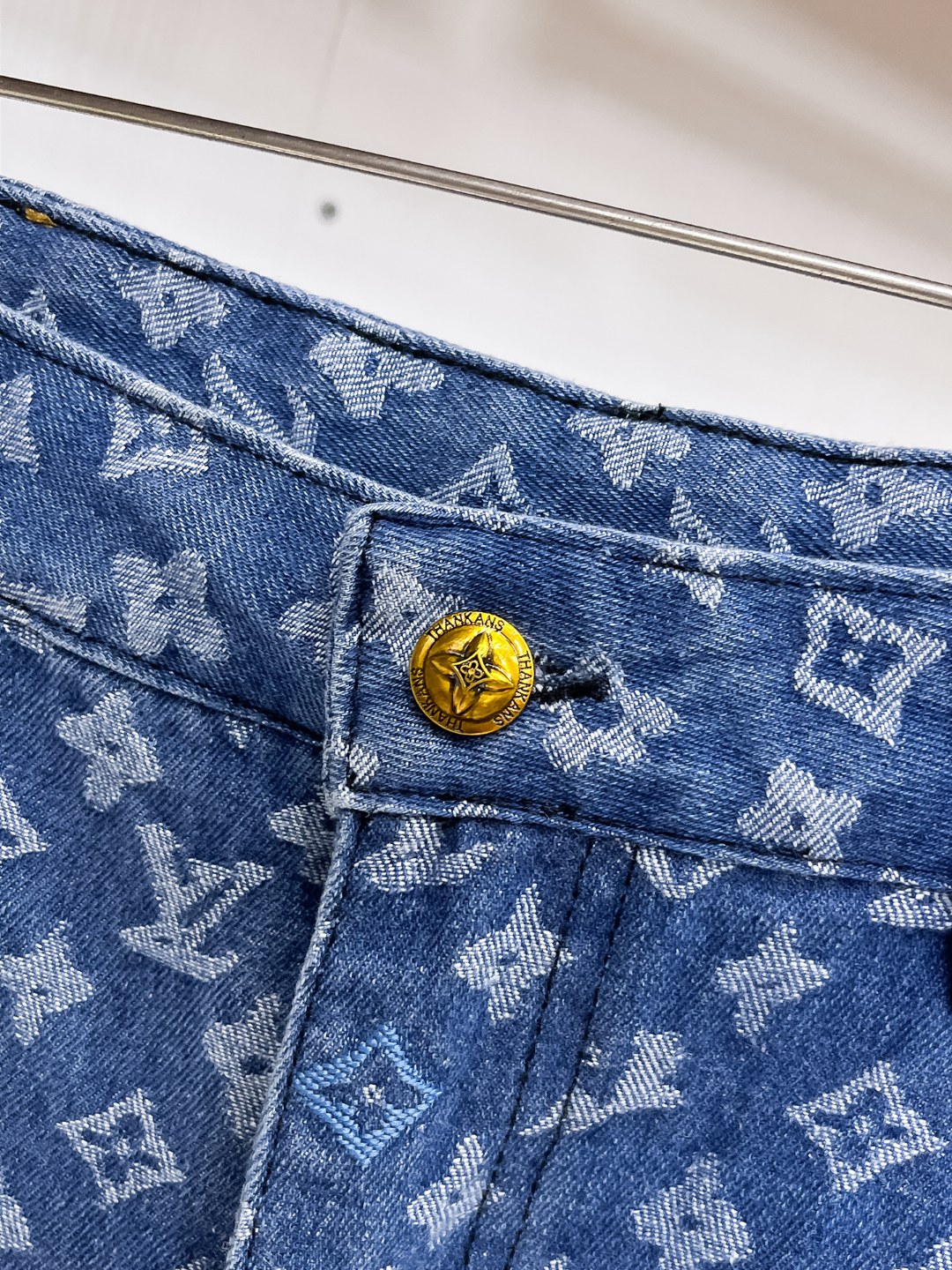Louis Vuitton LV 2026夏季新款男士牛仔短裤 重工艺高级定制面料透气面料 透气弹力舒适度极高