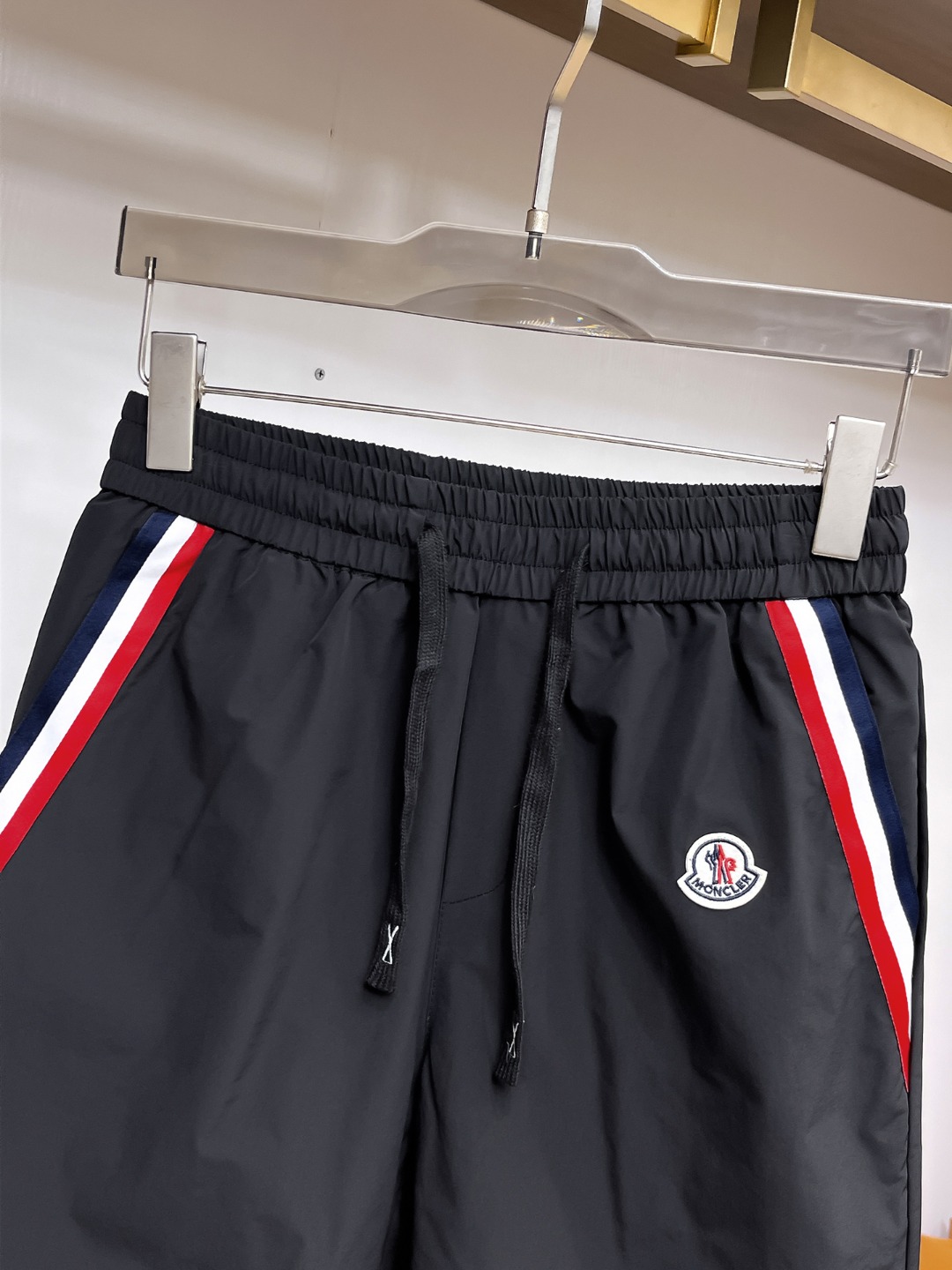 Moncler 蒙口 三标齐全 2026夏季新款男士休闲短裤 高级定制面料透气面料 透气弹力舒适度极高