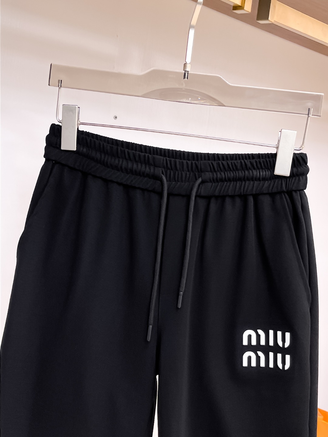 Miu Miu miumiu 三标齐全 2026夏季新款男士休闲短裤 高级定制面料透气面料 透气弹力舒适度极高
