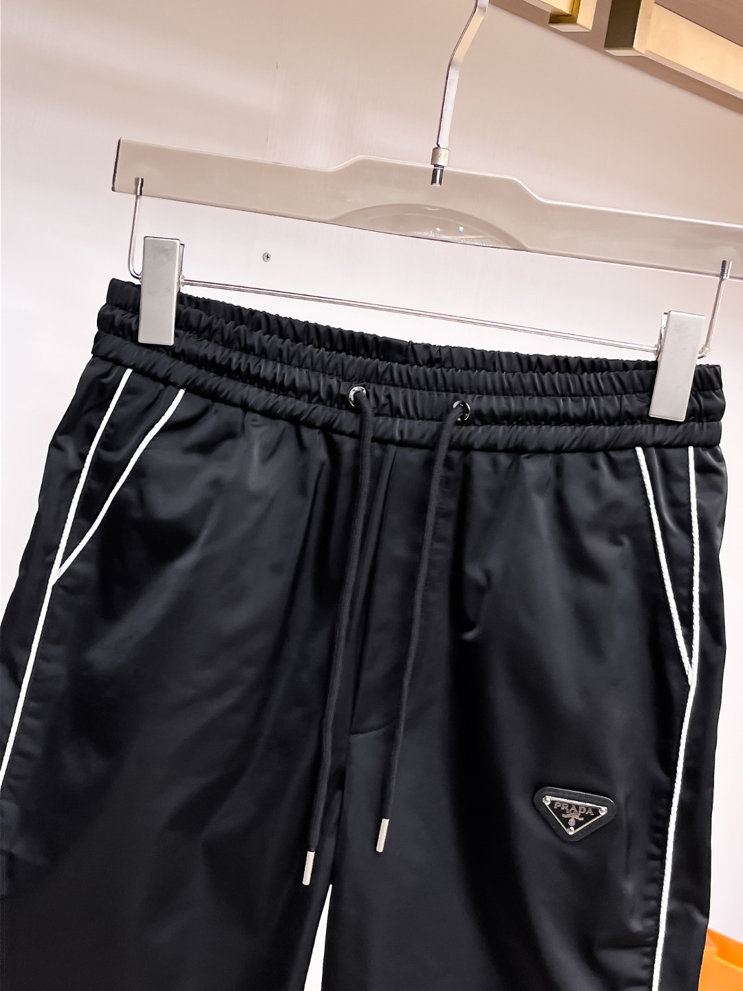 Prada 普拉达 三标齐全 2026夏季新款男士休闲短裤 高级定制面料透气面料 透气弹力舒适度极高