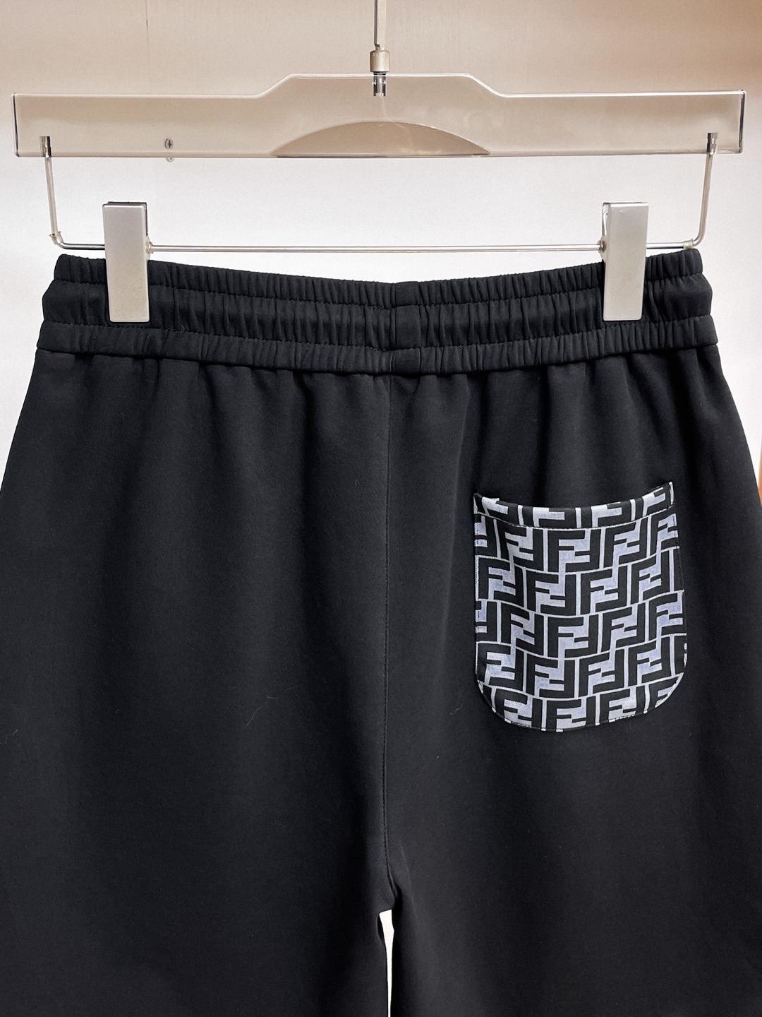 Fendi 芬迪 三标齐全 2026夏季新款男士休闲短裤 高级定制面料透气面料 透气弹力舒适度极高