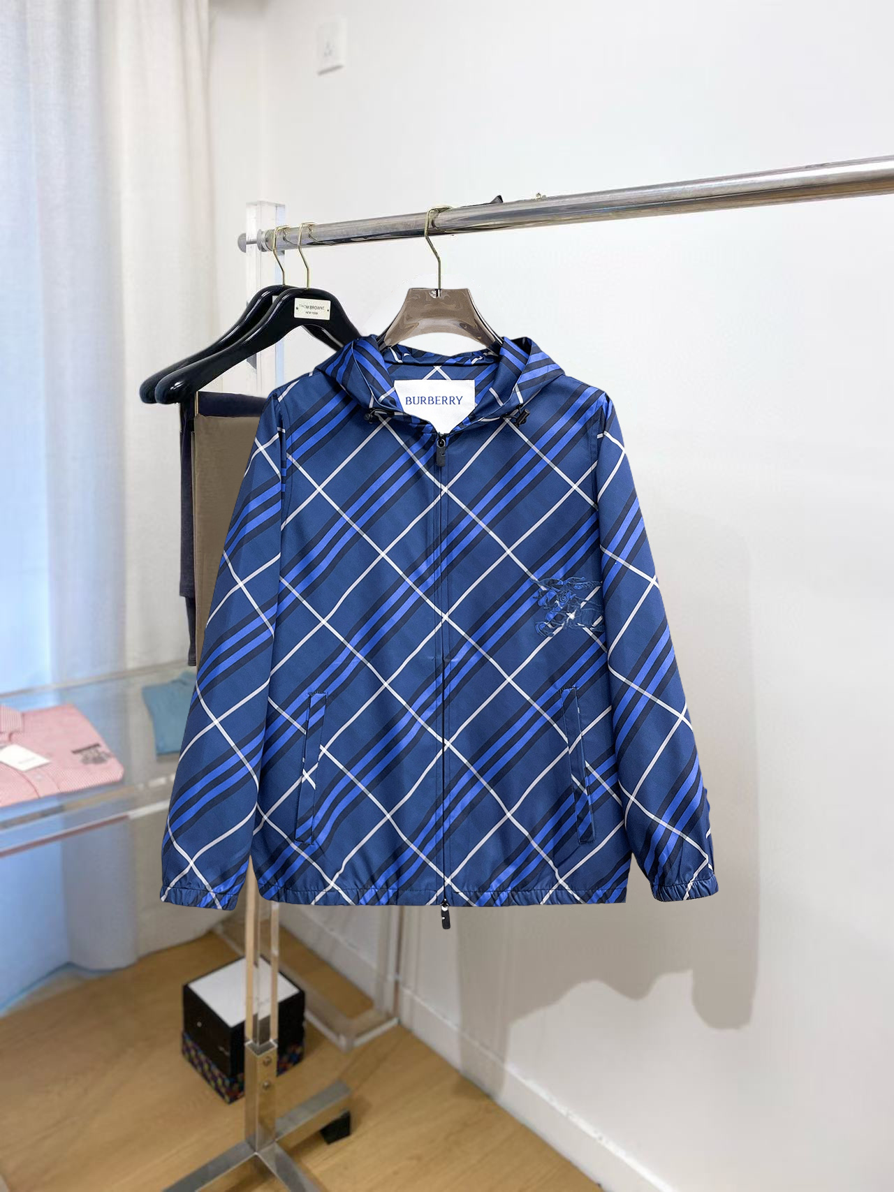 NO:773977,Burberry's 2026 spring new fashion casual leather jacket, imported original technical fabrics, comfortable and breathable upper body, exquisite hand-embroidered letter logo on the chest, unique design reversible style, digital positioning printing technology on the back, highlighting the personality of young people, original hardware accessories, extremely high-grade, handsome upper body!  M-3XL,,burberry,jackets & coats,jackets & coats,leather jacket,19860909巴宝莉 2026春季新品时尚休闲皮衣夹克外套,进口原版科技面料,上身舒适透气,胸前精致手工刺绣工艺字母logo,独特设计两面穿风格,反面数码定位印花工艺,彰显了年轻人的个性,原版五金辅料,档次极高,上身帅气十足！M-3XL,,burberry,jackets & coats,jackets & coats,leather jacket,,Men's clothing