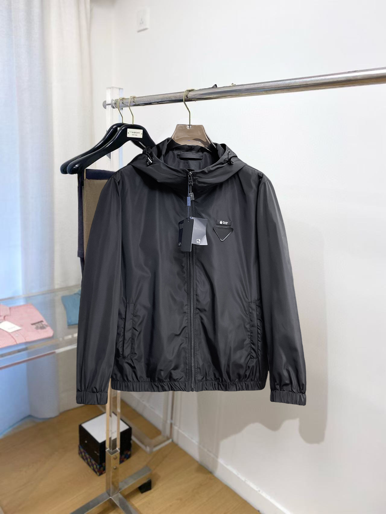 NO:773982,Prada's 2026 spring new stylish casual leather jacket, imported original technical fabrics, comfortable and breathable upper body, exquisite hand-embroidered letter logo on the chest, unique design reversible style, digital positioning printing technology on the back, highlighting the personality of young people, original hardware accessories, extremely high-grade, handsome upper body!  M-3XL,,prada,jackets & coats,jackets & coats,leather jacket,19860909普拉达 2026春季新品时尚休闲皮衣夹克外套,进口原版科技面料,上身舒适透气,胸前精致手工刺绣工艺字母logo,独特设计两面穿风格,反面数码定位印花工艺,彰显了年轻人的个性,原版五金辅料,档次极高,上身帅气十足！M-3XL,,prada,jackets & coats,jackets & coats,leather jacket,,Men's clothing
