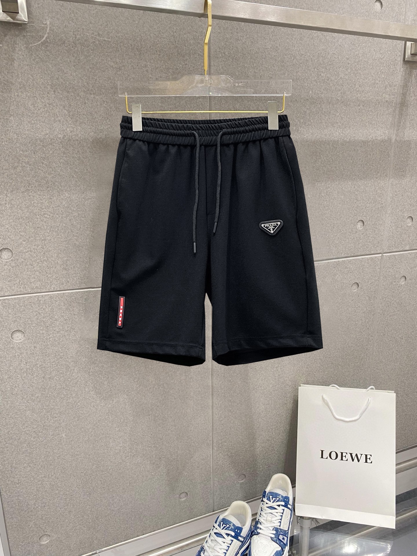 NO:776385,Prada's three-standard complete 2026 new summer men's casual shorts, advanced custom-made breathable fabrics, extremely breathable, elastic and comfortable, impeccable details, top-grade accessories, original logo design concept, delicate and soft feel!  The upper body fit is awesome!  Sizes M-XXXL, please state your height and weight when ordering, prada, shorts,19860909普拉达 三标齐全 2026夏季新款男士休闲短裤,高级定制面料透气面料 透气弹力舒适度极高,细节无可挑剔,顶级辅料配备,原版logo设计理念,手感细腻柔软！上身版型超赞！尺码M-XXXL下单报身高体重,,prada,shorts,,Men's clothing