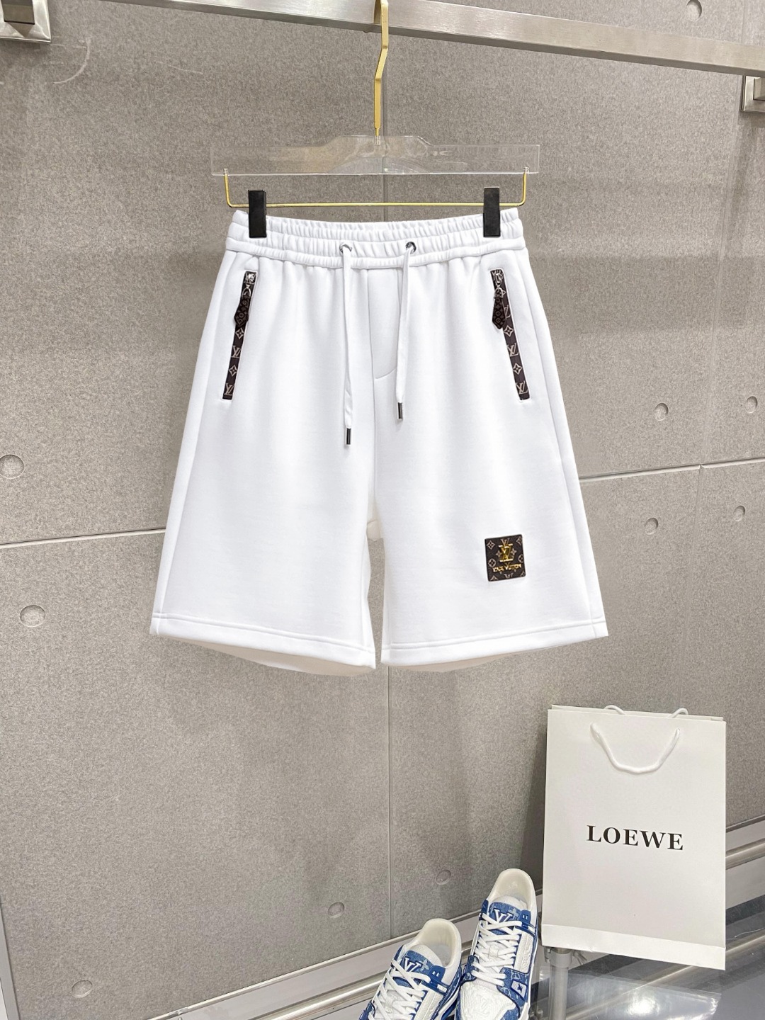 NO:776404,LV three-standard complete 2026 new summer men's casual shorts, advanced custom-made breathable fabrics, extremely breathable, elastic and comfortable, impeccable details, top-grade accessories, original logo design concept, delicate and soft feel!  The upper body fit is awesome!  Sizes M-XXXL, please state your height and weight when ordering,,louis vuitton,shorts,19860909Lv 三标齐全 2026夏季新款男士休闲短裤,高级定制面料透气面料 透气弹力舒适度极高,细节无可挑剔,顶级辅料配备,原版logo设计理念,手感细腻柔软！上身版型超赞！尺码M-XXXL下单报身高体重,,louis vuitton,shorts,,Men's clothing