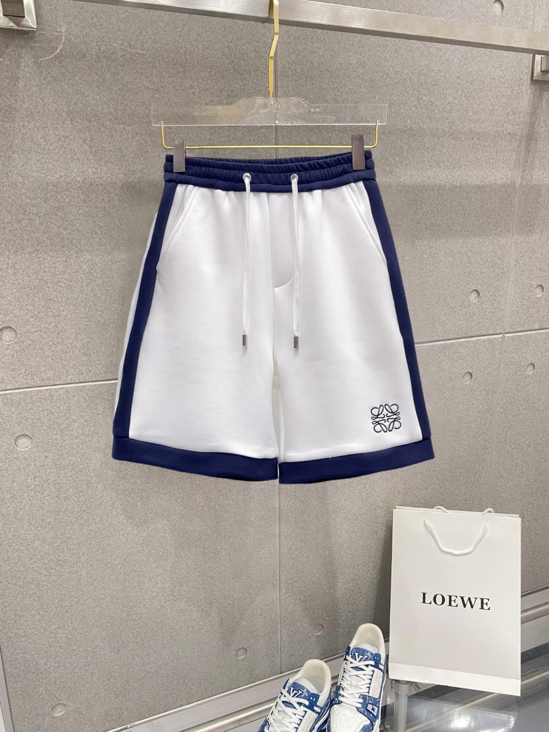 NO:776408,Loewe's three-standard complete 2026 new summer men's casual shorts, advanced custom-made breathable fabrics, extremely breathable, elastic and comfortable, impeccable details, top-grade accessories, original logo design concept, delicate and soft feel!  The upper body fit is awesome!  Sizes M-XXXL, please state your height and weight when ordering,,loewe,shorts,19860909罗意威 三标齐全 2026夏季新款男士休闲短裤,高级定制面料透气面料 透气弹力舒适度极高,细节无可挑剔,顶级辅料配备,原版logo设计理念,手感细腻柔软！上身版型超赞！尺码M-XXXL下单报身高体重,,loewe,shorts,,Men's clothing