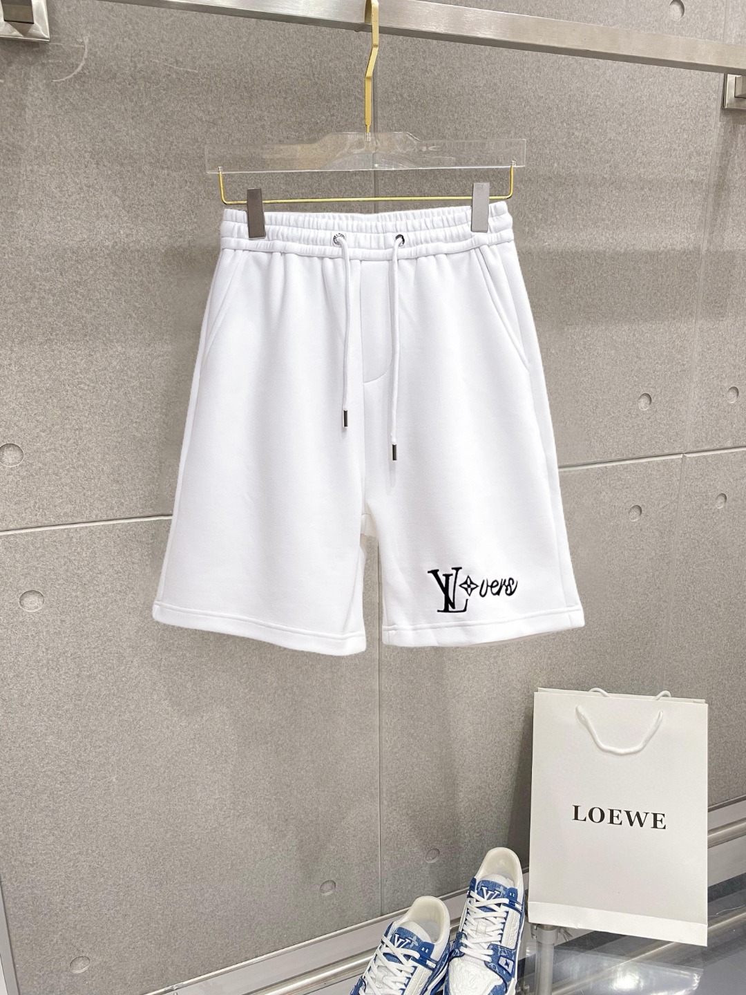 NO:776412,LV three-standard complete 2026 summer new men's casual shorts, advanced custom-made breathable fabrics, extremely breathable, elastic and comfortable, impeccable details, top-grade accessories, original logo design concept, delicate and soft feel!  The upper body fit is awesome!  Sizes M-XXXL, please state your height and weight when ordering,,louis vuitton,shorts,19860909lv 三标齐全 2026夏季新款男士休闲短裤,高级定制面料透气面料 透气弹力舒适度极高,细节无可挑剔,顶级辅料配备,原版logo设计理念,手感细腻柔软！上身版型超赞！尺码M-XXXL下单报身高体重,,louis vuitton,shorts,,Men's clothing