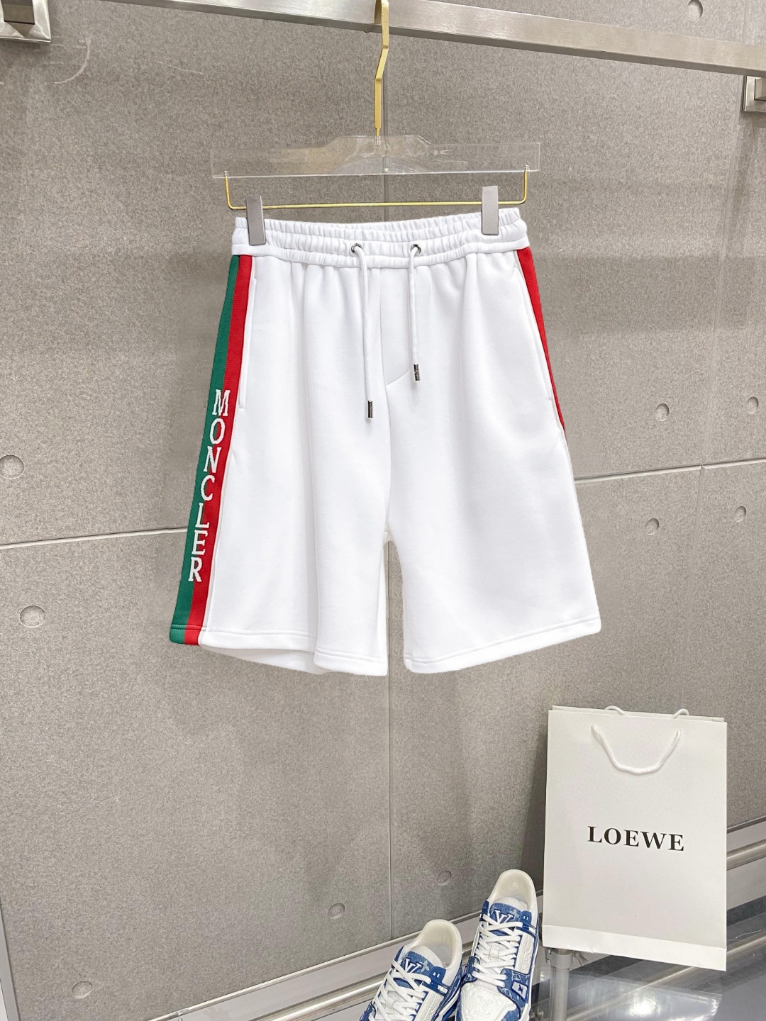 NO:776416,Mouth-mounted, complete with three standards, 2026 new summer men's casual shorts, advanced custom-made breathable fabrics, extremely breathable, elastic and comfortable, with impeccable details, top-grade accessories, original logo design concept, delicate and soft feel!  The upper body fit is awesome!  Sizes M-XXXL, please state your height and weight when ordering,,Moncler,shorts,19860909蒙口 三标齐全 2026夏季新款男士休闲短裤,高级定制面料透气面料 透气弹力舒适度极高,细节无可挑剔,顶级辅料配备,原版logo设计理念,手感细腻柔软！上身版型超赞！尺码M-XXXL下单报身高体重,,Moncler,shorts,,Men's clothing