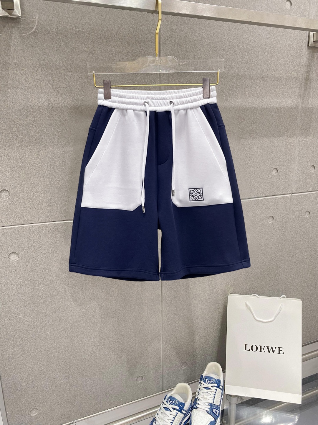 NO:776421,Loewe's three-standard complete 2026 new summer men's casual shorts, advanced custom-made breathable fabrics, extremely breathable, elastic and comfortable, impeccable details, top-grade accessories, original logo design concept, delicate and soft feel!  The upper body fit is awesome!  Sizes M-XXXL, please state your height and weight when ordering,,loewe,shorts,19860909罗意威 三标齐全 2026夏季新款男士休闲短裤,高级定制面料透气面料 透气弹力舒适度极高,细节无可挑剔,顶级辅料配备,原版logo设计理念,手感细腻柔软！上身版型超赞！尺码M-XXXL下单报身高体重,,loewe,shorts,,Men's clothing