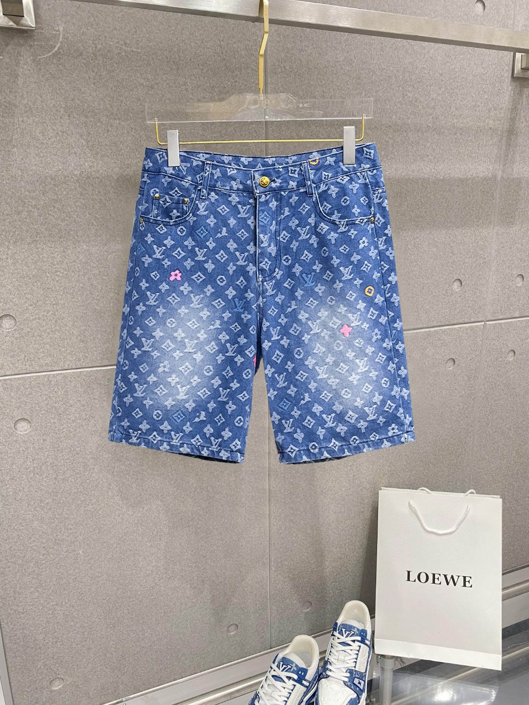 NO:776391,LV 2026 new summer men's denim shorts, heavy craftsmanship, advanced custom fabrics, breathable fabrics, extremely breathable, elastic and comfortable, impeccable details, top accessories, original logo design concept, delicate and soft feel!  The upper body fit is awesome!  Size M-3XL,,louis vuitton,shorts,19860909LV 2026夏季新款男士牛仔短裤,重工艺高级定制面料透气面料 透气弹力舒适度极高,细节无可挑剔,顶级辅料配备,原版logo设计理念,手感细腻柔软！上身版型超赞！尺码M-3XL,,louis vuitton,shorts,,Men's clothing