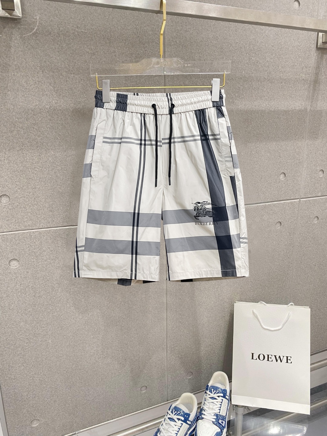 NO:776352,Burberry's three-standard complete 2026 new summer men's casual shorts, advanced custom-made breathable fabrics, extremely breathable, elastic and comfortable, impeccable details, top-grade accessories, original logo design concept, delicate and soft feel!  The upper body fit is awesome!  Sizes M-XXXL, please state your height and weight when ordering, burberry, shorts,19860909巴宝莉 三标齐全 2026夏季新款男士休闲短裤,高级定制面料透气面料 透气弹力舒适度极高,细节无可挑剔,顶级辅料配备,原版logo设计理念,手感细腻柔软！上身版型超赞！尺码M-XXXL下单报身高体重,,burberry,shorts,,Men's clothing