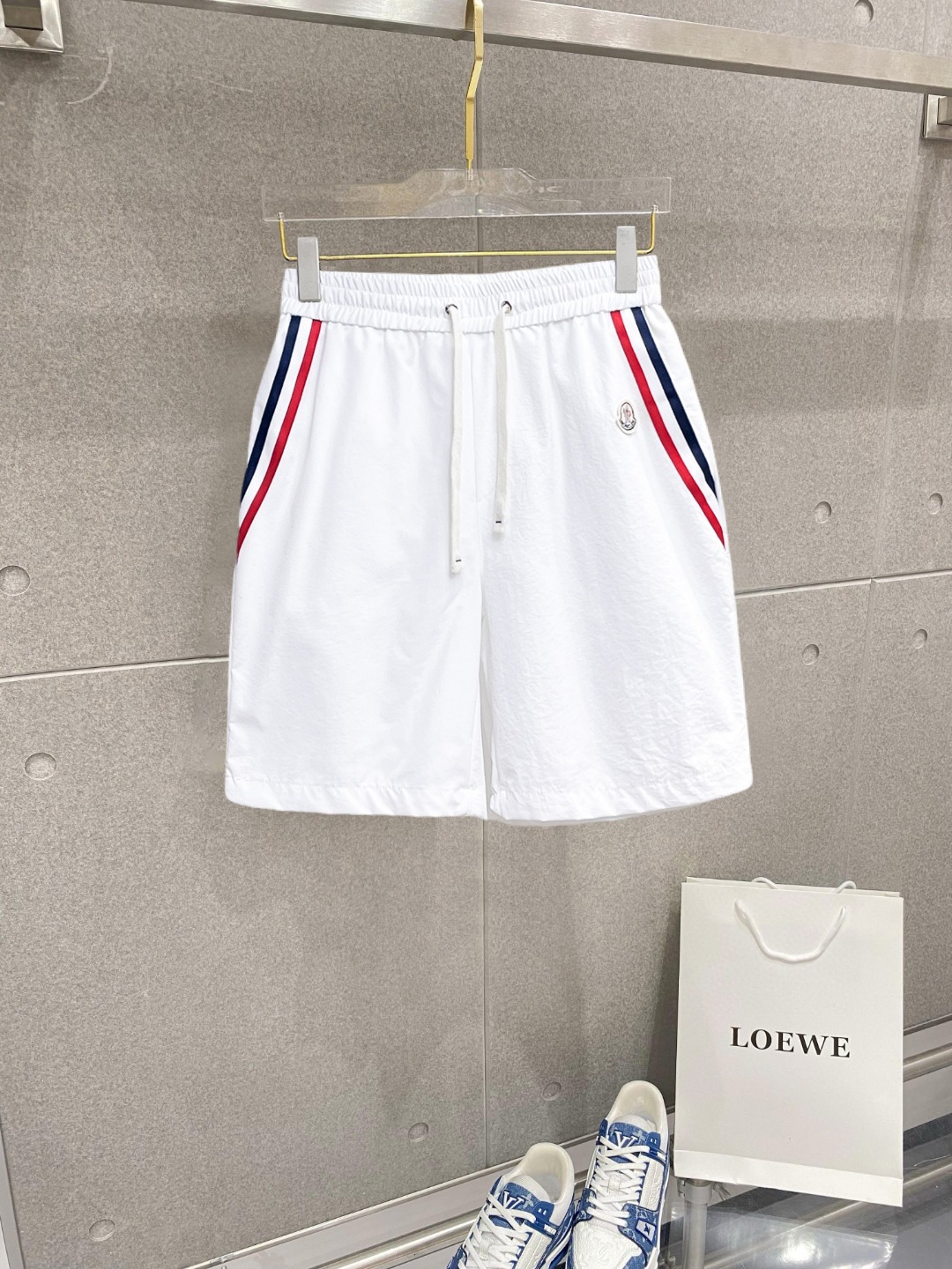 NO:776357,Mouth-mounted, complete with three standards, 2026 new summer men's casual shorts, advanced custom-made breathable fabrics, extremely breathable, elastic and comfortable, with impeccable details, top-grade accessories, original logo design concept, delicate and soft feel!  The upper body fit is awesome!  Sizes M-XXXL, please state your height and weight when ordering,,Moncler,shorts,19860909蒙口 三标齐全 2026夏季新款男士休闲短裤,高级定制面料透气面料 透气弹力舒适度极高,细节无可挑剔,顶级辅料配备,原版logo设计理念,手感细腻柔软！上身版型超赞！尺码M-XXXL下单报身高体重,,Moncler,shorts,,Men's clothing