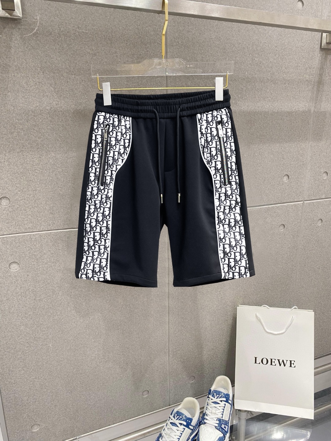 NO:776362,Dior's 2026 new summer men's casual shorts with three complete standards, advanced custom-made breathable fabrics, extremely breathable, elastic and comfortable, impeccable details, top-grade accessories, original logo design concept, delicate and soft feel!  The upper body fit is awesome!  For sizes M-XXXL, please state your height and weight when ordering, dior, shorts,19860909迪奥 三标齐全 2026夏季新款男士休闲短裤,高级定制面料透气面料 透气弹力舒适度极高,细节无可挑剔,顶级辅料配备,原版logo设计理念,手感细腻柔软！上身版型超赞！尺码M-XXXL下单报身高体重,,dior,shorts,,Men's clothing