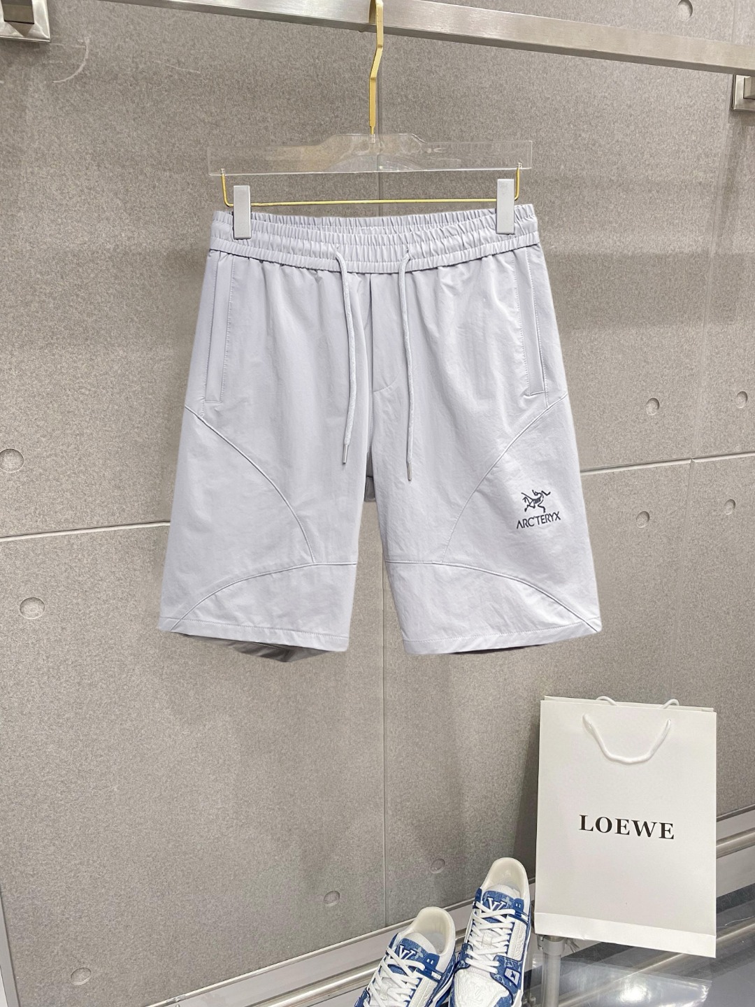 NO:776367,Arc'teryx three-standard complete 2026 new summer men's casual shorts, advanced custom-made breathable fabrics, extremely breathable, elastic and comfortable, impeccable details, top-grade accessories, original logo design concept, delicate and soft feel!  The upper body fit is awesome!  Sizes M-XXXL, please state your height and weight when ordering, arc'teryx, shorts,19860909始祖鸟 三标齐全 2026夏季新款男士休闲短裤,高级定制面料透气面料 透气弹力舒适度极高,细节无可挑剔,顶级辅料配备,原版logo设计理念,手感细腻柔软！上身版型超赞！尺码M-XXXL下单报身高体重,arc'teryx,shorts,,Men's clothing