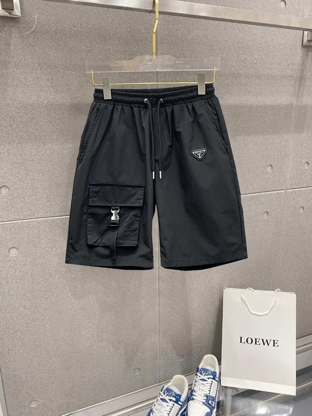 NO:776372,Prada's three-standard complete 2026 new summer men's casual shorts, advanced custom-made breathable fabrics, extremely breathable, elastic and comfortable, impeccable details, top-grade accessories, original logo design concept, delicate and soft feel!  The upper body fit is awesome!  Sizes M-XXXL, please state your height and weight when ordering, prada, shorts,19860909普拉达 三标齐全 2026夏季新款男士休闲短裤,高级定制面料透气面料 透气弹力舒适度极高,细节无可挑剔,顶级辅料配备,原版logo设计理念,手感细腻柔软！上身版型超赞！尺码M-XXXL下单报身高体重,,prada,shorts,,Men's clothing
