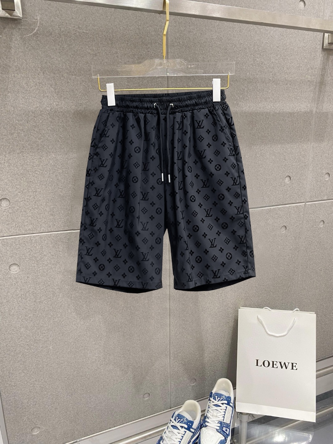 NO:776375,LV three-standard complete 2026 summer new men's casual shorts, advanced custom-made breathable fabrics, extremely breathable, elastic and comfortable, impeccable details, top-grade accessories, original logo design concept, delicate and soft feel!  The upper body fit is awesome!  Sizes M-XXXL, please state your height and weight when ordering,,louis vuitton,shorts,19860909lv 三标齐全 2026夏季新款男士休闲短裤,高级定制面料透气面料 透气弹力舒适度极高,细节无可挑剔,顶级辅料配备,原版logo设计理念,手感细腻柔软！上身版型超赞！尺码M-XXXL下单报身高体重,,louis vuitton,shorts,,Men's clothing