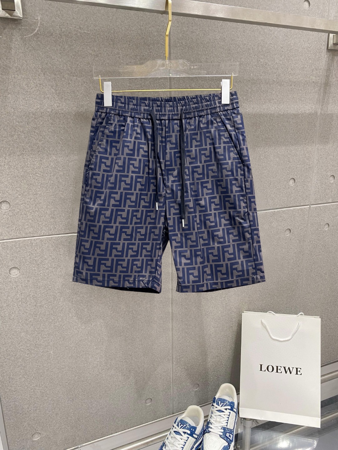 NO:776384,Fendi's three-standard complete 2026 new summer men's casual shorts, advanced custom-made breathable fabrics, extremely breathable, elastic and comfortable, impeccable details, top-grade accessories, original logo design concept, delicate and soft feel!  The upper body fit is awesome!  For sizes M-XXXL, please state your height and weight when placing an order, fendi, shorts,19860909芬迪 三标齐全 2026夏季新款男士休闲短裤,高级定制面料透气面料 透气弹力舒适度极高,细节无可挑剔,顶级辅料配备,原版logo设计理念,手感细腻柔软！上身版型超赞！尺码M-XXXL下单报身高体重,,fendi,shorts,,Men's clothing