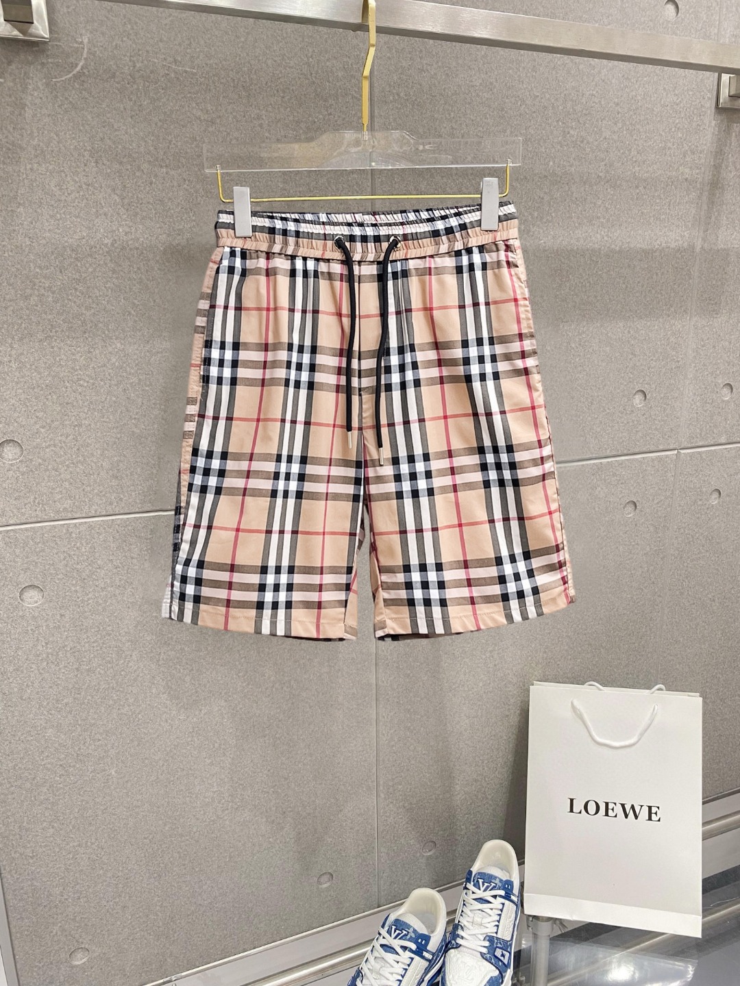 NO:776389,Burberry's three-standard complete 2026 new summer men's casual shorts, advanced custom-made breathable fabrics, extremely breathable, elastic and comfortable, impeccable details, top-grade accessories, original logo design concept, delicate and soft feel!  The upper body fit is awesome!  Sizes M-XXXL, please state your height and weight when ordering, burberry, shorts,19860909巴宝莉 三标齐全 2026夏季新款男士休闲短裤,高级定制面料透气面料 透气弹力舒适度极高,细节无可挑剔,顶级辅料配备,原版logo设计理念,手感细腻柔软！上身版型超赞！尺码M-XXXL下单报身高体重,,burberry,shorts,,Men's clothing