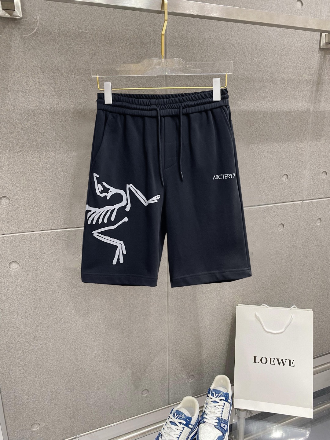 NO:776402,Arc'teryx three-standard complete 2026 new summer men's casual shorts, advanced custom-made breathable fabrics, extremely breathable, elastic and comfortable, impeccable details, top-grade accessories, original logo design concept, delicate and soft feel!  The upper body fit is awesome!  Sizes M-XXXL, please state your height and weight when ordering, arc'teryx, shorts,19860909始祖鸟 三标齐全 2026夏季新款男士休闲短裤,高级定制面料透气面料 透气弹力舒适度极高,细节无可挑剔,顶级辅料配备,原版logo设计理念,手感细腻柔软！上身版型超赞！尺码M-XXXL下单报身高体重,arc'teryx,shorts,,Men's clothing