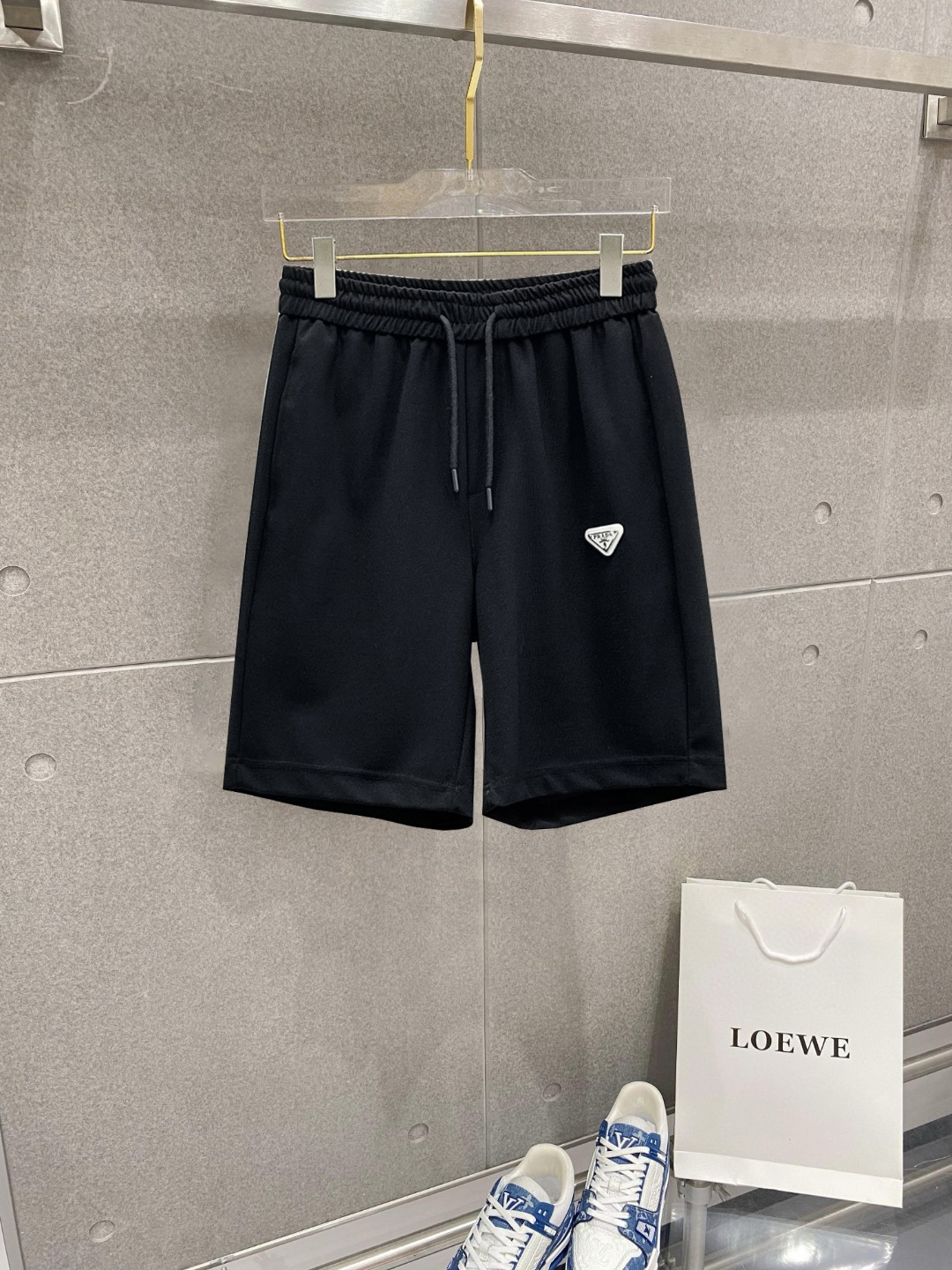 NO:776406,Prada's three-standard complete 2026 new summer men's casual shorts, advanced custom-made breathable fabrics, extremely breathable, elastic and comfortable, impeccable details, top-grade accessories, original logo design concept, delicate and soft feel!  The upper body fit is awesome!  Sizes M-XXXL, please state your height and weight when ordering, prada, shorts,19860909普拉达 三标齐全 2026夏季新款男士休闲短裤,高级定制面料透气面料 透气弹力舒适度极高,细节无可挑剔,顶级辅料配备,原版logo设计理念,手感细腻柔软！上身版型超赞！尺码M-XXXL下单报身高体重,,prada,shorts,,Men's clothing