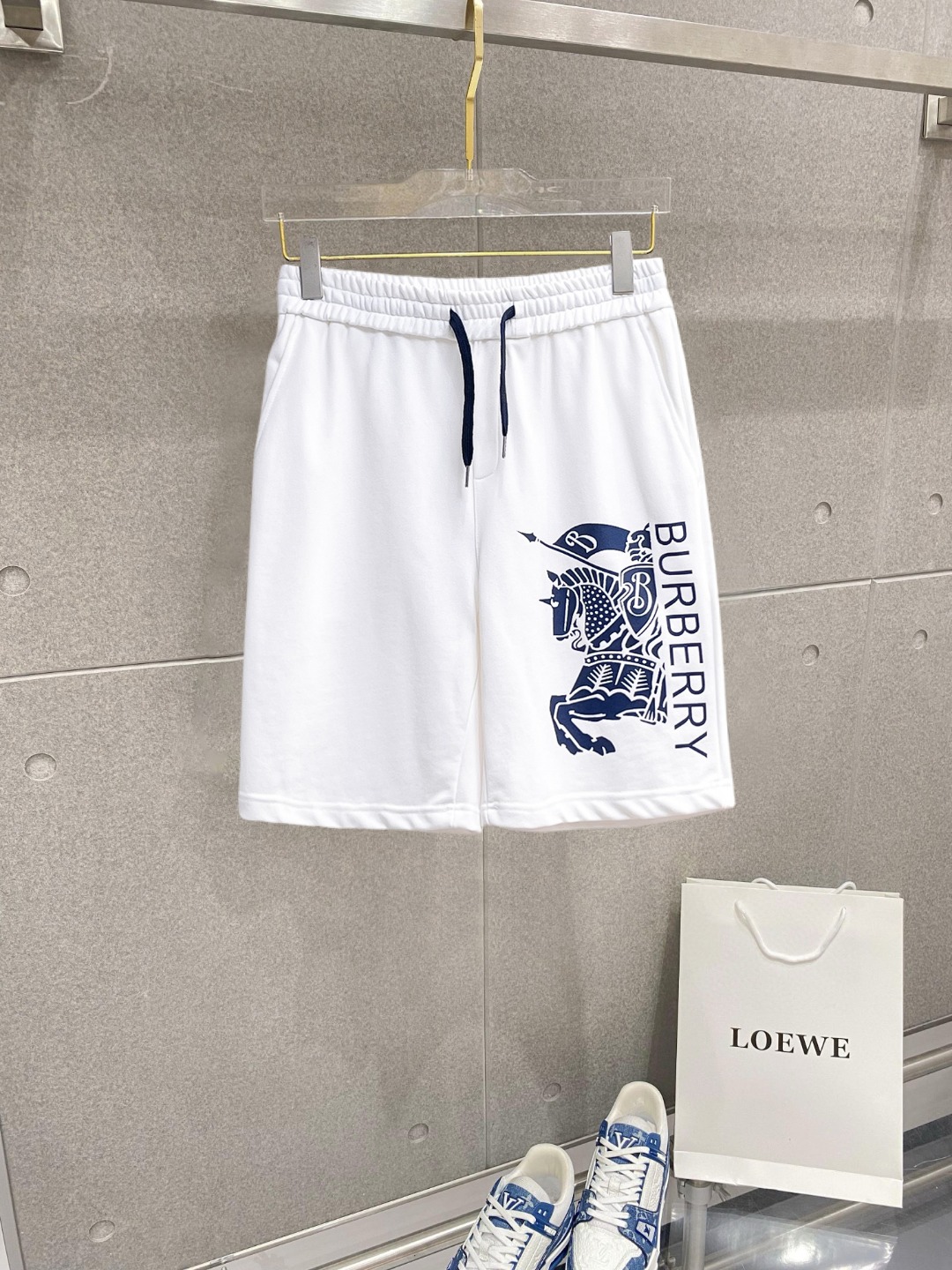 NO:776410,Burberry's three-standard complete 2026 new summer men's casual shorts, advanced custom-made breathable fabrics, extremely breathable, elastic and comfortable, impeccable details, top-grade accessories, original logo design concept, delicate and soft feel!  The upper body fit is awesome!  Sizes M-XXXL, please state your height and weight when ordering, burberry, shorts,19860909巴宝莉 三标齐全 2026夏季新款男士休闲短裤,高级定制面料透气面料 透气弹力舒适度极高,细节无可挑剔,顶级辅料配备,原版logo设计理念,手感细腻柔软！上身版型超赞！尺码M-XXXL下单报身高体重,,burberry,shorts,,Men's clothing