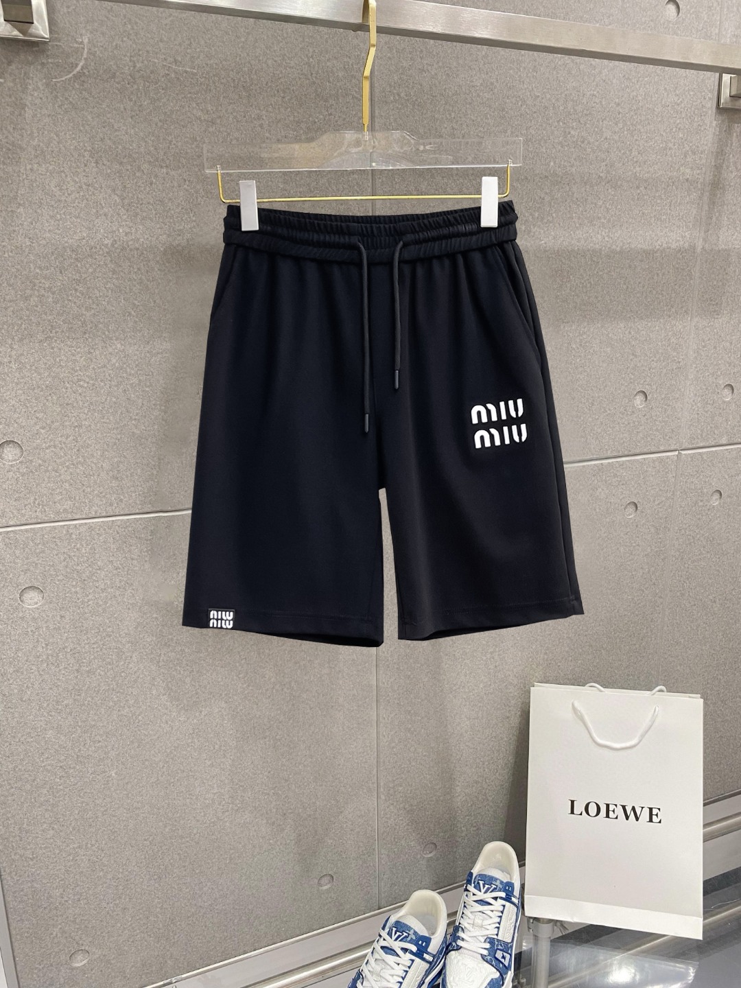 NO:776414,miumiu three-standard complete 2026 new summer men's casual shorts, advanced custom-made breathable fabrics, extremely breathable, elastic and comfortable, impeccable details, top-grade accessories, original logo design concept, delicate and soft feel!  The upper body fit is awesome!  For sizes M-XXXL, please state your height and weight when ordering,,miumiu,shorts,19860909miumiu 三标齐全 2026夏季新款男士休闲短裤,高级定制面料透气面料 透气弹力舒适度极高,细节无可挑剔,顶级辅料配备,原版logo设计理念,手感细腻柔软！上身版型超赞！尺码M-XXXL下单报身高体重,,miumiu,shorts,,Men's clothing