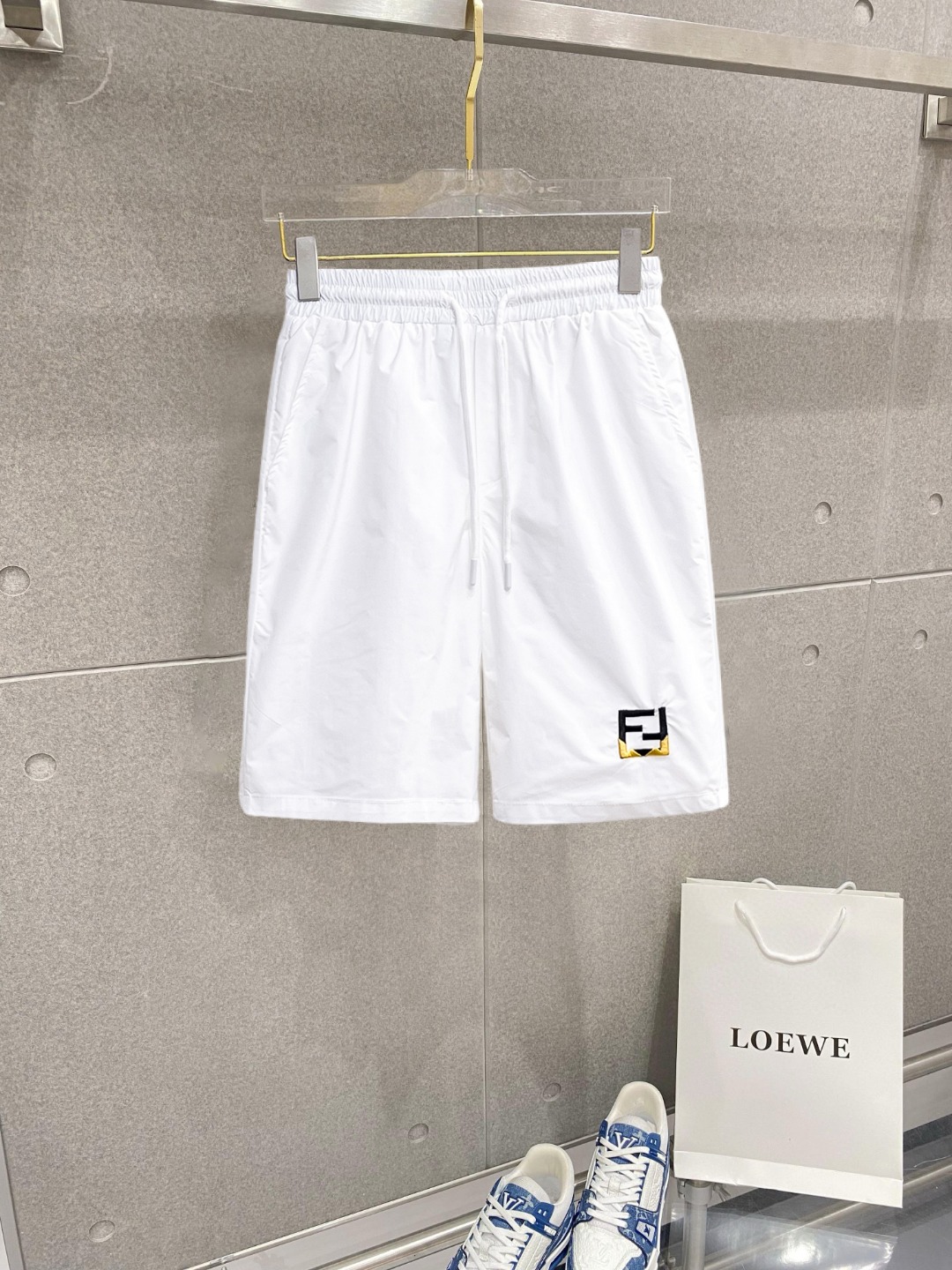 NO:776422,Fendi's three-standard complete 2026 new summer men's casual shorts, advanced custom-made breathable fabrics, extremely breathable, elastic and comfortable, impeccable details, top-grade accessories, original logo design concept, delicate and soft feel!  The upper body fit is awesome!  For sizes M-XXXL, please state your height and weight when placing an order, fendi, shorts,19860909芬迪 三标齐全 2026夏季新款男士休闲短裤,高级定制面料透气面料 透气弹力舒适度极高,细节无可挑剔,顶级辅料配备,原版logo设计理念,手感细腻柔软！上身版型超赞！尺码M-XXXL下单报身高体重,,fendi,shorts,,Men's clothing