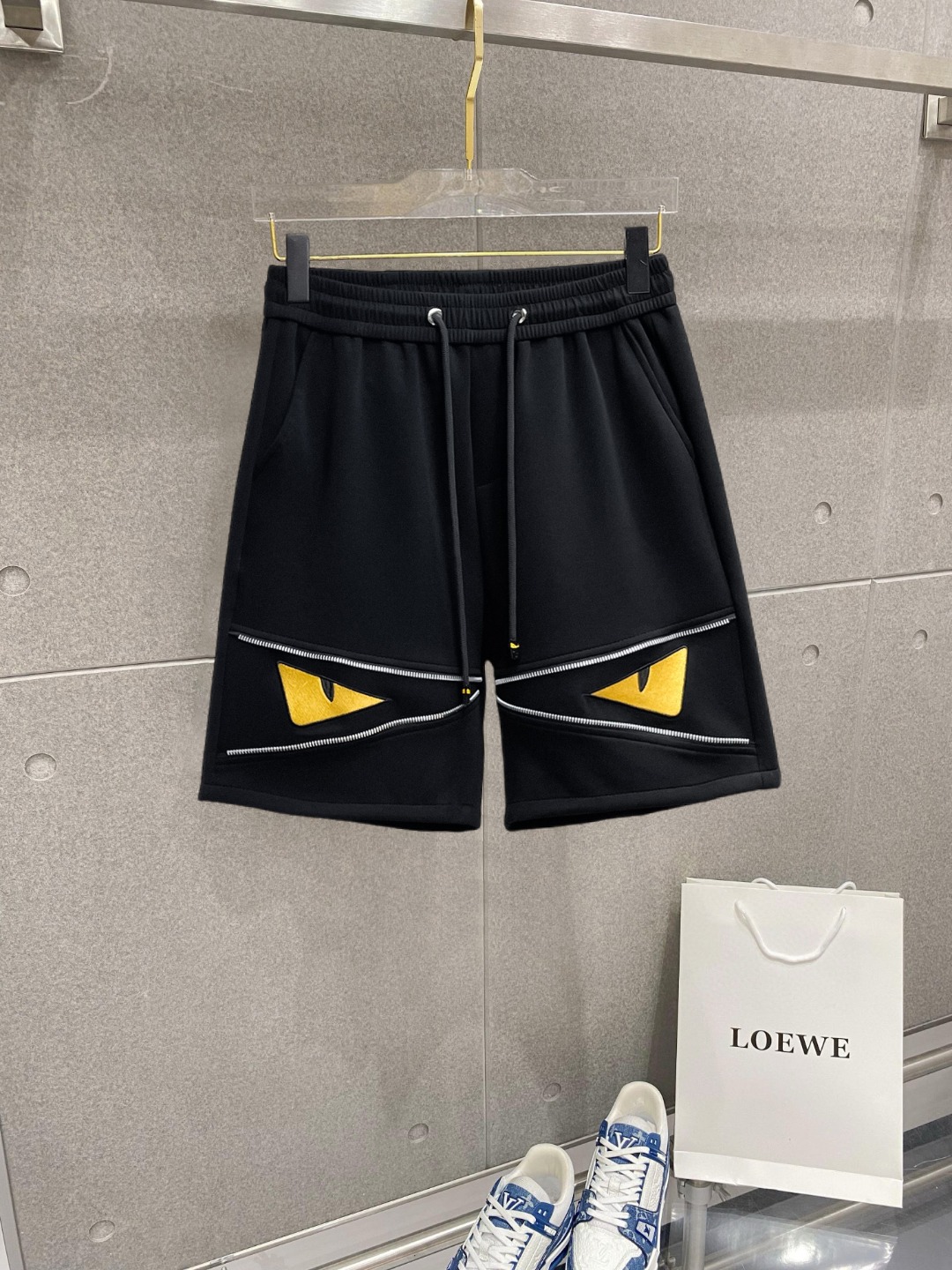 NO:776426,Fendi's three-standard complete 2026 new summer men's casual shorts, advanced custom-made breathable fabrics, extremely breathable, elastic and comfortable, impeccable details, top-grade accessories, original logo design concept, delicate and soft feel!  The upper body fit is awesome!  For sizes M-XXXL, please state your height and weight when placing an order, fendi, shorts,19860909芬迪 三标齐全 2026夏季新款男士休闲短裤,高级定制面料透气面料 透气弹力舒适度极高,细节无可挑剔,顶级辅料配备,原版logo设计理念,手感细腻柔软！上身版型超赞！尺码M-XXXL下单报身高体重,,fendi,shorts,,Men's clothing