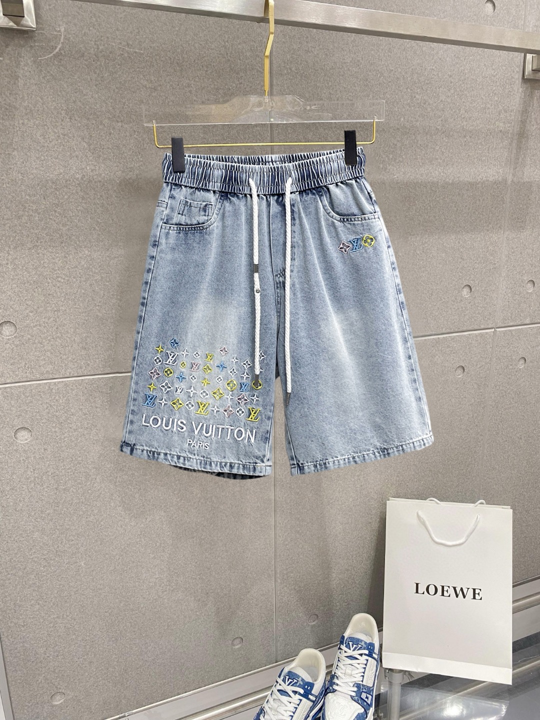 NO:776430,LV three-standard complete 2026 summer new men's casual shorts, advanced custom-made breathable fabrics, extremely breathable, elastic and comfortable, impeccable details, top-grade accessories, original logo design concept, delicate and soft feel!  The upper body fit is awesome!  Sizes M-XXXL, please state your height and weight when ordering,,louis vuitton,shorts,19860909lv 三标齐全 2026夏季新款男士休闲短裤,高级定制面料透气面料 透气弹力舒适度极高,细节无可挑剔,顶级辅料配备,原版logo设计理念,手感细腻柔软！上身版型超赞！尺码M-XXXL下单报身高体重,,louis vuitton,shorts,,Men's clothing