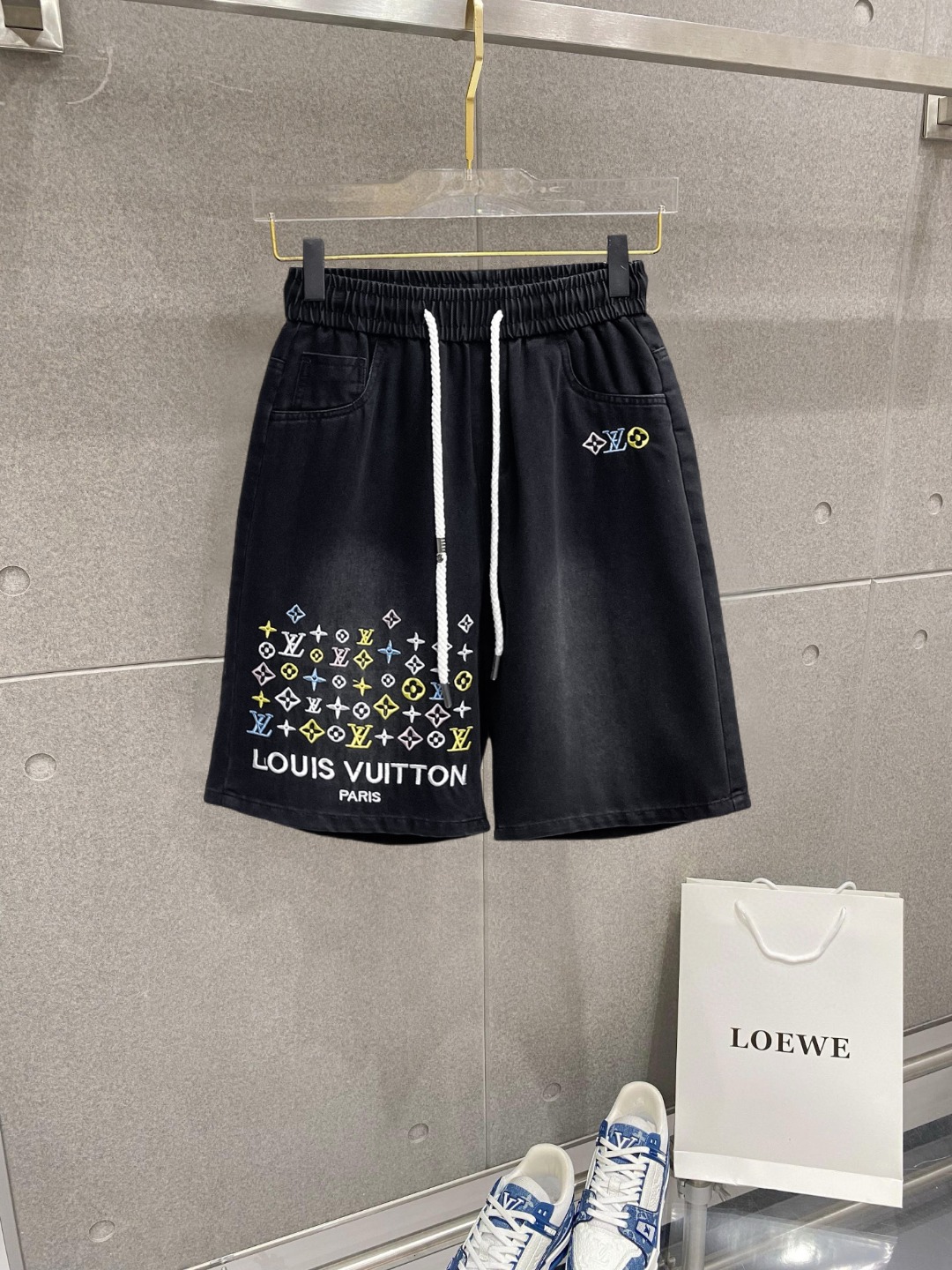NO:776434,LV three-standard complete 2026 summer new men's casual shorts, advanced custom-made breathable fabrics, extremely breathable, elastic and comfortable, impeccable details, top-grade accessories, original logo design concept, delicate and soft feel!  The upper body fit is awesome!  Sizes M-XXXL, please state your height and weight when ordering,,louis vuitton,shorts,19860909lv 三标齐全 2026夏季新款男士休闲短裤,高级定制面料透气面料 透气弹力舒适度极高,细节无可挑剔,顶级辅料配备,原版logo设计理念,手感细腻柔软！上身版型超赞！尺码M-XXXL下单报身高体重,,louis vuitton,shorts,,Men's clothing