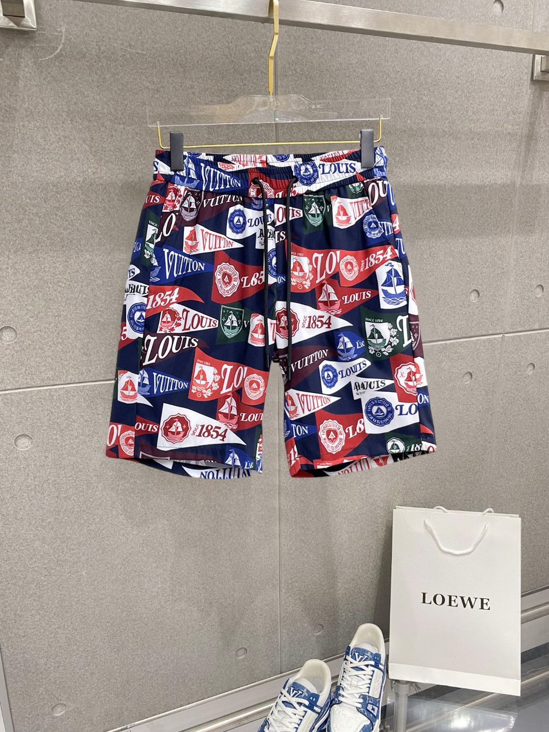 NO:776454,LV three-standard complete 2026 summer new men's casual shorts, advanced custom-made breathable fabrics, extremely breathable, elastic and comfortable, impeccable details, top-grade accessories, original logo design concept, delicate and soft feel!  The upper body fit is awesome!  Sizes M-XXXL, please state your height and weight when ordering,,louis vuitton,shorts,19860909lv 三标齐全 2026夏季新款男士休闲短裤,高级定制面料透气面料 透气弹力舒适度极高,细节无可挑剔,顶级辅料配备,原版logo设计理念,手感细腻柔软！上身版型超赞！尺码M-XXXL下单报身高体重,,louis vuitton,shorts,,Men's clothing