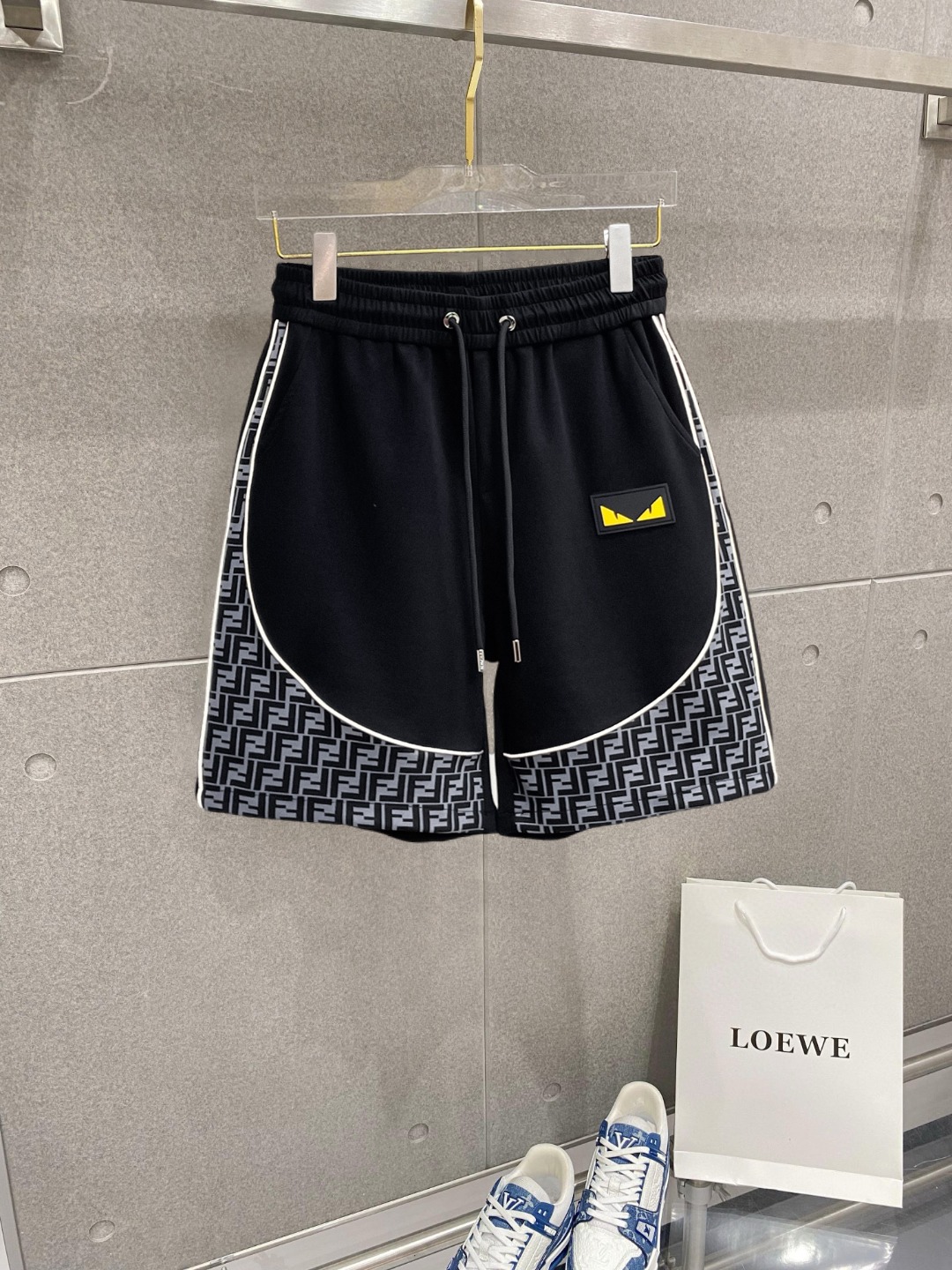 NO:776458,Fendi's three-standard complete 2026 new summer men's casual shorts, advanced custom-made breathable fabrics, extremely breathable, elastic and comfortable, impeccable details, top-grade accessories, original logo design concept, delicate and soft feel!  The upper body fit is awesome!  For sizes M-XXXL, please state your height and weight when placing an order, fendi, shorts,19860909芬迪 三标齐全 2026夏季新款男士休闲短裤,高级定制面料透气面料 透气弹力舒适度极高,细节无可挑剔,顶级辅料配备,原版logo设计理念,手感细腻柔软！上身版型超赞！尺码M-XXXL下单报身高体重,,fendi,shorts,,Men's clothing