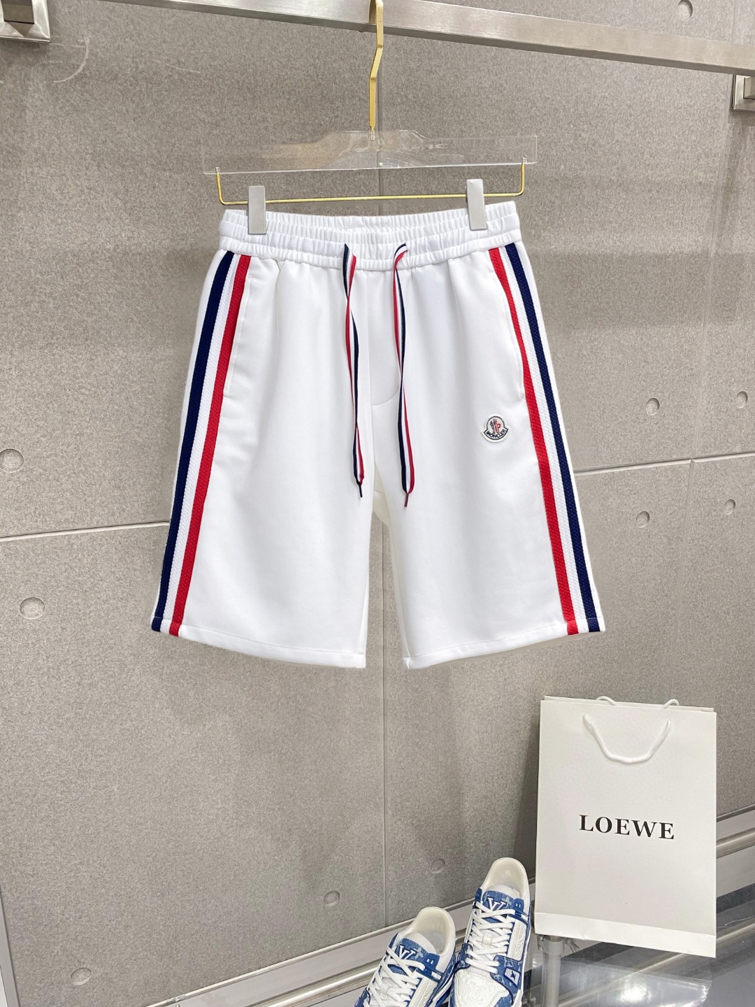 NO:776470,Mouth-mounted, complete with three standards, 2026 new summer men's casual shorts, advanced custom-made breathable fabrics, extremely breathable, elastic and comfortable, with impeccable details, top-grade accessories, original logo design concept, delicate and soft feel!  The upper body fit is awesome!  Sizes M-XXXL, please state your height and weight when ordering,,Moncler,shorts,19860909蒙口 三标齐全 2026夏季新款男士休闲短裤,高级定制面料透气面料 透气弹力舒适度极高,细节无可挑剔,顶级辅料配备,原版logo设计理念,手感细腻柔软！上身版型超赞！尺码M-XXXL下单报身高体重,,Moncler,shorts,,Men's clothing