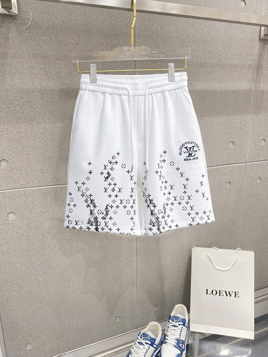 NO:776427,LV three-standard complete 2026 summer new men's casual shorts, advanced custom-made breathable fabrics, extremely breathable, elastic and comfortable, impeccable details, top-grade accessories, original logo design concept, delicate and soft feel!  The upper body fit is awesome!  Sizes M-XXXL, please state your height and weight when ordering,,louis vuitton,shorts,19860909lv 三标齐全 2026夏季新款男士休闲短裤,高级定制面料透气面料 透气弹力舒适度极高,细节无可挑剔,顶级辅料配备,原版logo设计理念,手感细腻柔软！上身版型超赞！尺码M-XXXL下单报身高体重,,louis vuitton,shorts,,Men's clothing