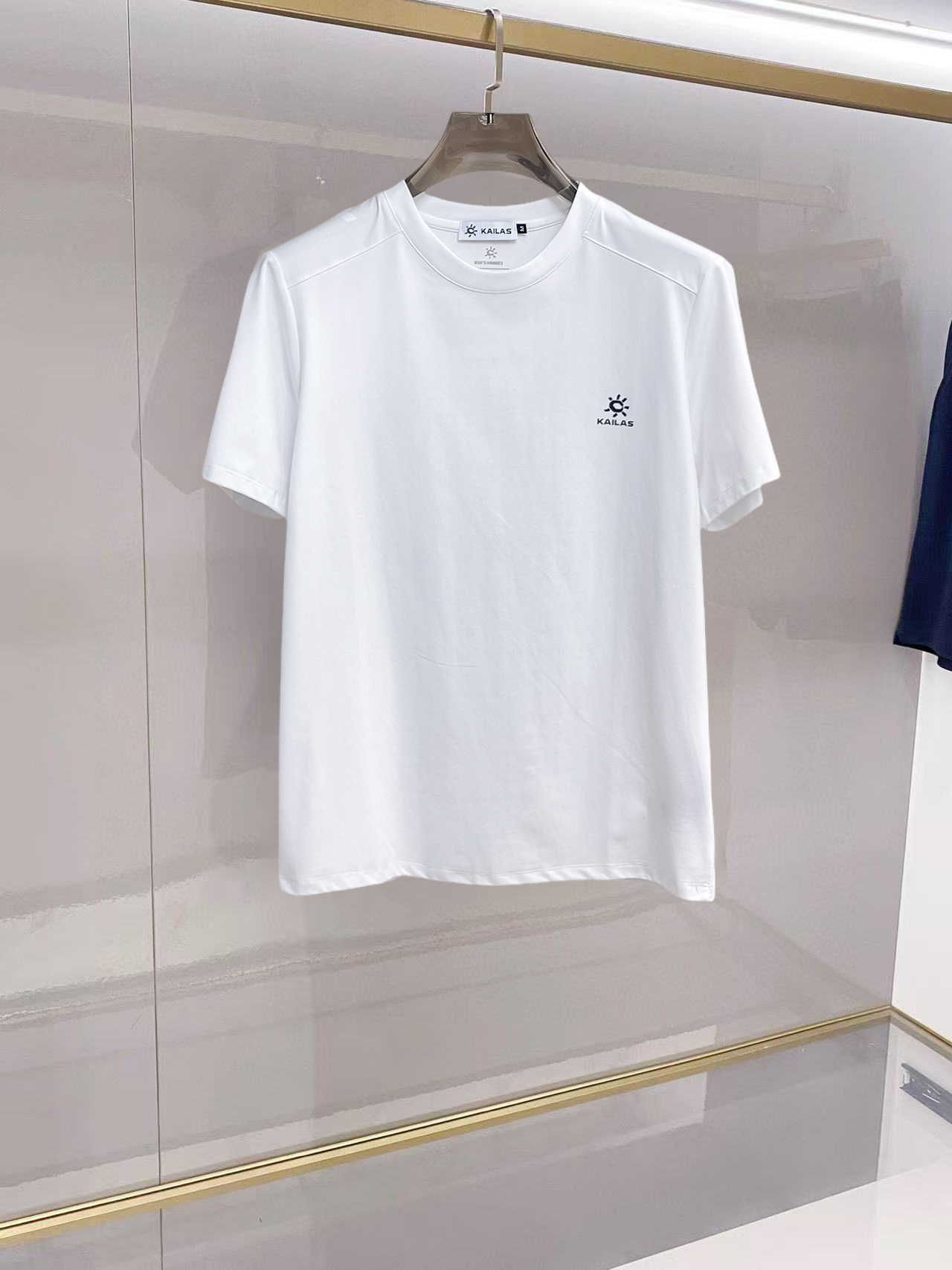 NO:776369,Kailer Stone's top products 2026 spring and summer new debut counter, the latest short-sleeved round neck T-shirt, high-end customization, avant-garde and fashionable design!  The brand logo is designed with heavy craftsmanship. High-end customized 260g fabric. Soft to the touch. Comfortable to wear. Exquisite stitching at the counter level. Fine workmanship. The upper body effect is incomparably handsome!  A must-have item for a stylish man!  Size M-XXXL,,T-shirt,tees,t-shirt,19860909凯乐石 顶级货品2026春夏新款首发专柜最新款短袖圆领T恤 高端订制 设计前卫时尚！品牌logo重工艺设计 高端定制260克面料.手感柔软.穿着舒适.专柜级别精致车线.做工精细.上身效果无敌帅气！型男必备单品！码数M-XXXL,,T-shirt,tees，t-shirt,,Men's clothing