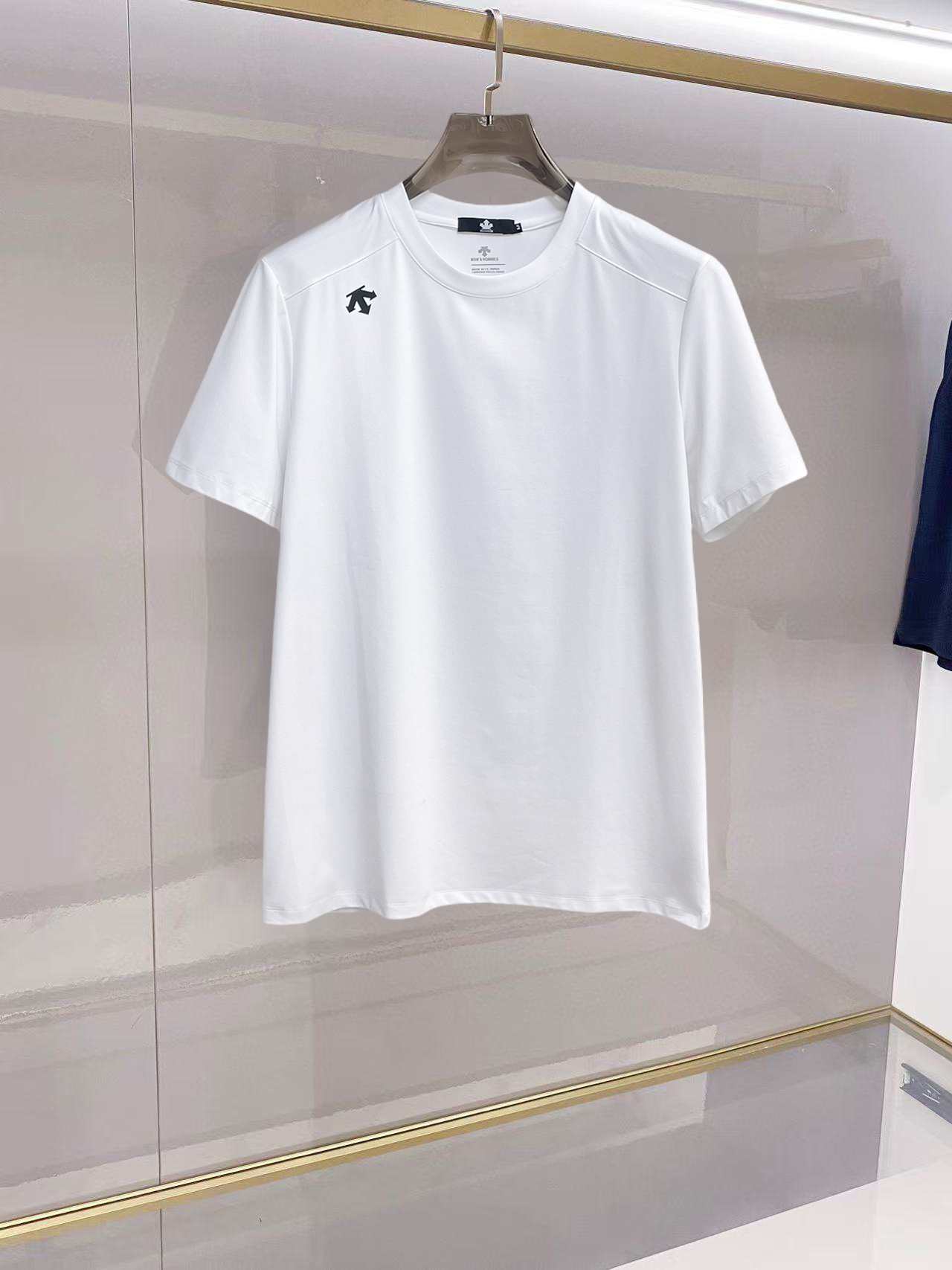NO:776373,Descente's top products 2026 spring and summer new debut counter latest short-sleeved round neck T-shirt, high-end custom design, avant-garde and fashionable!  The brand logo is designed with heavy craftsmanship. High-end customized 260g fabric. Soft to the touch. Comfortable to wear. Exquisite stitching at the counter level. Fine workmanship. The upper body effect is incomparably handsome!  A must-have item for a stylish man!  Size M-XXXL,,T-shirt,tees,t-shirt,19860909迪桑特 顶级货品2026春夏新款首发专柜最新款短袖圆领T恤 高端订制 设计前卫时尚！品牌logo重工艺设计 高端定制260克面料.手感柔软.穿着舒适.专柜级别精致车线.做工精细.上身效果无敌帅气！型男必备单品！码数M-XXXL,,T-shirt,tees，t-shirt,,Men's clothing