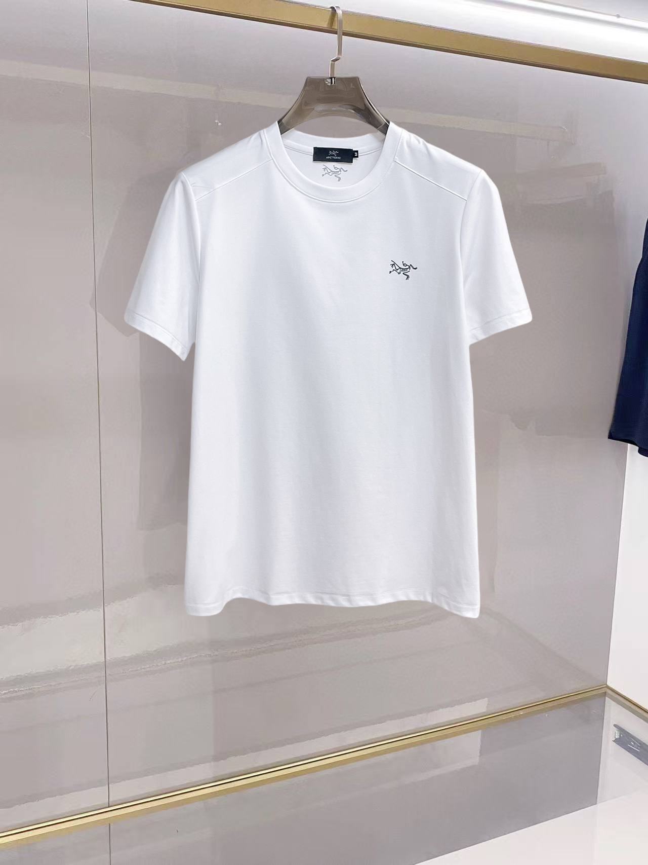 NO:776378,Arc'teryx's top products 2026 spring and summer new debut counter latest short-sleeved round neck T-shirt high-end custom design avant-garde fashion!  The brand logo is designed with heavy craftsmanship. High-end customized 260g fabric. Soft to the touch. Comfortable to wear. Exquisite stitching at the counter level. Fine workmanship. The upper body effect is incomparably handsome!  A must-have item for a stylish man!  Size M-XXXL,arc'teryx,T-shirt,tees,t-shirt,19860909始祖鸟 顶级货品2026春夏新款首发专柜最新款短袖圆领T恤 高端订制 设计前卫时尚！品牌logo重工艺设计 高端定制260克面料.手感柔软.穿着舒适.专柜级别精致车线.做工精细.上身效果无敌帅气！型男必备单品！码数M-XXXL,arc'teryx,T-shirt,tees，t-shirt,,Men's clothing