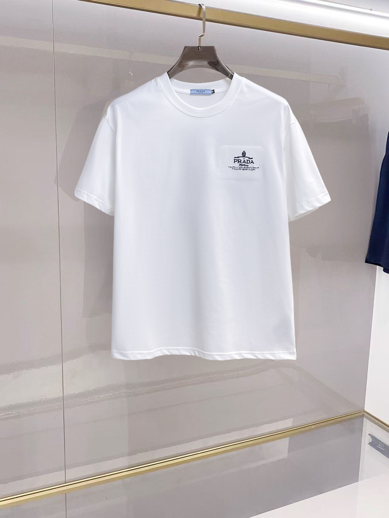 NO:776351,Prada's top products 2026 spring and summer new debut counter latest short-sleeved round neck T-shirt, high-end customization, avant-garde and fashionable design!  The brand logo is designed with heavy craftsmanship. High-end customized 260g fabric. Soft to the touch. Comfortable to wear. Exquisite stitching at the counter level. Fine workmanship. The upper body effect is incomparably handsome!  A must-have item for a stylish man!  Size M-XXXL,,prada,T-shirt,tees,t-shirt,19860909普拉达 顶级货品2026春夏新款首发专柜最新款短袖圆领T恤 高端订制 设计前卫时尚！品牌logo重工艺设计 高端定制260克面料.手感柔软.穿着舒适.专柜级别精致车线.做工精细.上身效果无敌帅气！型男必备单品！码数M-XXXL,,prada,T-shirt,tees，t-shirt,,Men's clothing