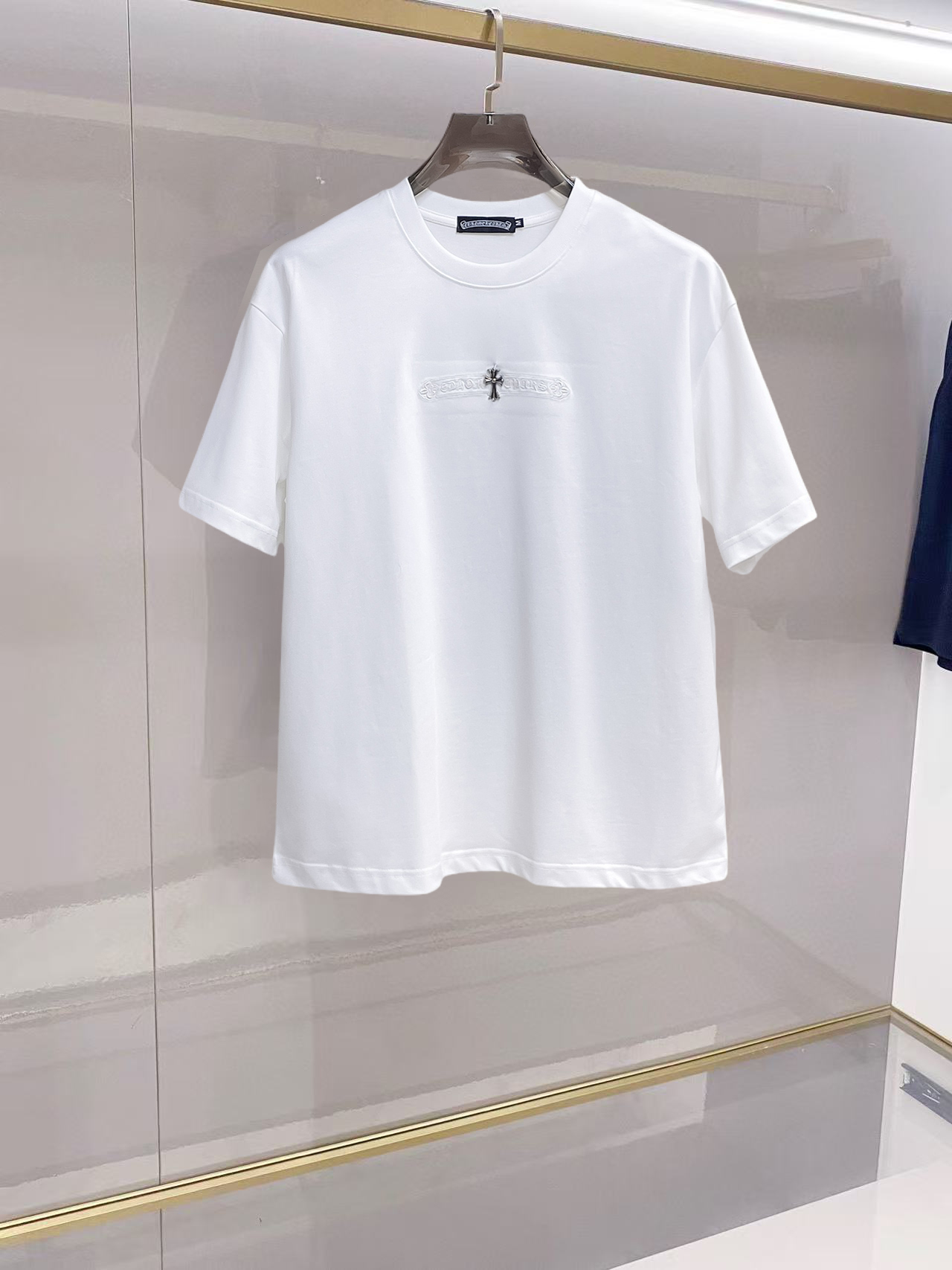 NO:776355,Kroxin's top products 2026 spring and summer new debut counter latest short-sleeved round neck T-shirt, high-end custom design, avant-garde and fashionable!  The brand logo is designed with heavy craftsmanship. High-end customized 260g fabric. Soft to the touch. Comfortable to wear. Exquisite stitching at the counter level. Fine workmanship. The upper body effect is incomparably handsome!  A must-have item for a stylish man!  Size M-XXXL,,chrome hearts,T-shirt,tees,t-shirt,19860909克罗心 顶级货品2026春夏新款首发专柜最新款短袖圆领T恤 高端订制 设计前卫时尚！品牌logo重工艺设计 高端定制260克面料.手感柔软.穿着舒适.专柜级别精致车线.做工精细.上身效果无敌帅气！型男必备单品！码数M-XXXL,,chrome hearts,T-shirt,tees，t-shirt,,Men's clothing