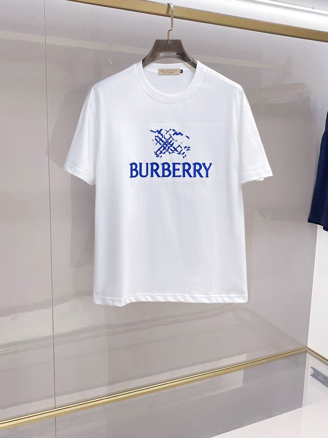 NO:776361,Burberry's top products 2026 spring and summer new debut counter latest short-sleeved round neck T-shirt, high-end custom design, avant-garde and fashionable!  The brand logo is designed with heavy craftsmanship. High-end customized 260g fabric. Soft to the touch. Comfortable to wear. Exquisite stitching at the counter level. Fine workmanship. The upper body effect is incomparably handsome!  A must-have item for a stylish man!  Size M-XXXL,,burberry,T-shirt,tees,t-shirt,19860909巴宝莉 顶级货品2026春夏新款首发专柜最新款短袖圆领T恤 高端订制 设计前卫时尚！品牌logo重工艺设计 高端定制260克面料.手感柔软.穿着舒适.专柜级别精致车线.做工精细.上身效果无敌帅气！型男必备单品！码数M-XXXL,,burberry,T-shirt,tees，t-shirt,,Men's clothing