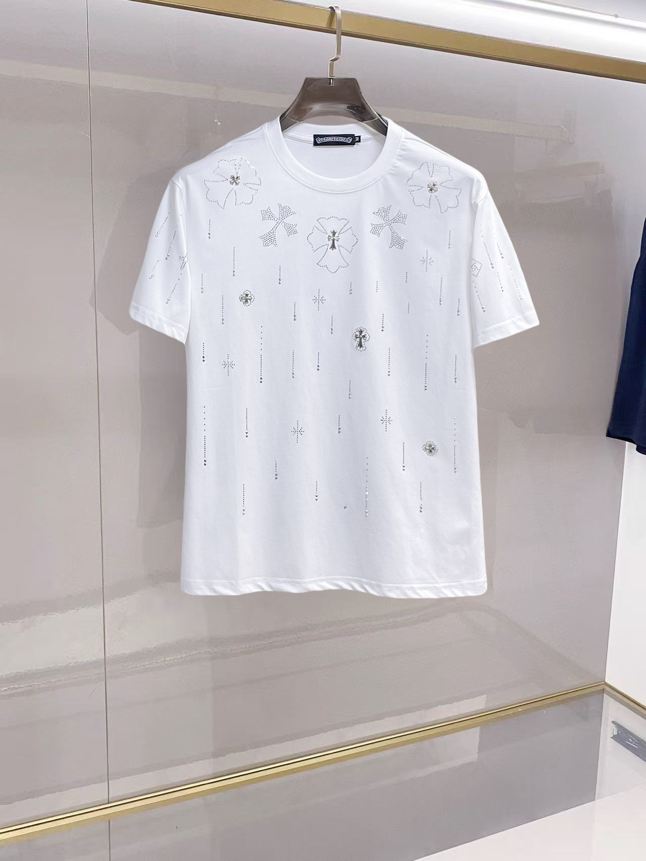 NO:776366,Kroxin's top products 2026 spring and summer new debut counter latest short-sleeved round neck T-shirt, high-end custom design, avant-garde and fashionable!  The brand logo is designed with heavy craftsmanship. High-end customized 260g fabric. Soft to the touch. Comfortable to wear. Exquisite stitching at the counter level. Fine workmanship. The upper body effect is incomparably handsome!  A must-have item for a stylish man!  Size M-XXXL,,chrome hearts,T-shirt,tees,t-shirt,19860909克罗心 顶级货品2026春夏新款首发专柜最新款短袖圆领T恤 高端订制 设计前卫时尚！品牌logo重工艺设计 高端定制260克面料.手感柔软.穿着舒适.专柜级别精致车线.做工精细.上身效果无敌帅气！型男必备单品！码数M-XXXL,,chrome hearts,T-shirt,tees，t-shirt,,Men's clothing