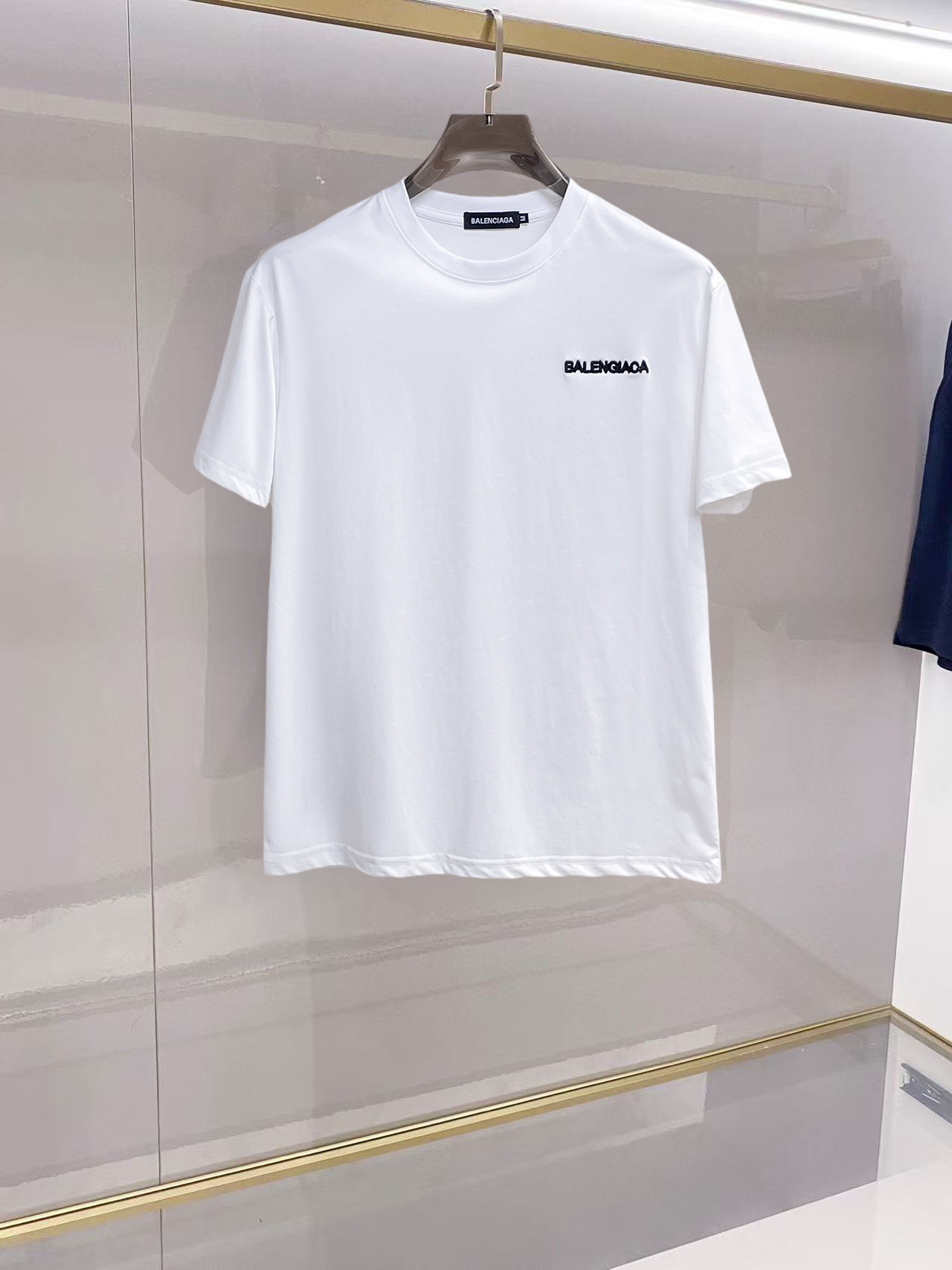 NO:776371,Balenciaga's top products 2026 spring and summer new debut counter latest short-sleeved round neck T-shirt, high-end customization, avant-garde and fashionable design!  The brand logo is designed with heavy craftsmanship. High-end customized 260g fabric. Soft to the touch. Comfortable to wear. Exquisite stitching at the counter level. Fine workmanship. The upper body effect is incomparably handsome!  A must-have item for a stylish man!  Size M-XXXL,,balenciaga,T-shirt,tees,t-shirt,19860909巴黎世家 顶级货品2026春夏新款首发专柜最新款短袖圆领T恤 高端订制 设计前卫时尚！品牌logo重工艺设计 高端定制260克面料.手感柔软.穿着舒适.专柜级别精致车线.做工精细.上身效果无敌帅气！型男必备单品！码数M-XXXL,,balenciaga,T-shirt,tees，t-shirt,,Men's clothing