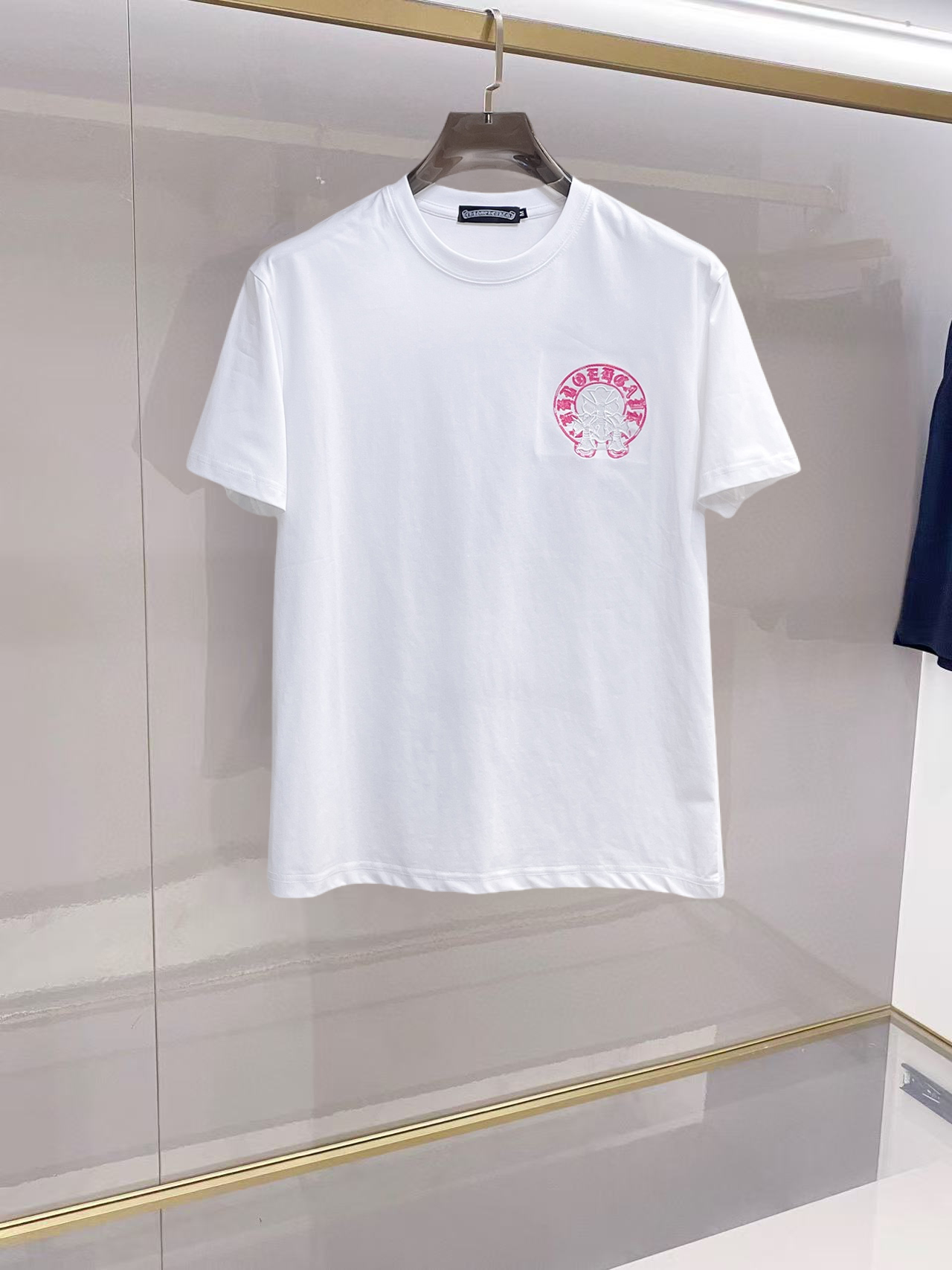 NO:776374,Kroxin's top products 2026 spring and summer new debut counter latest short-sleeved round neck T-shirt, high-end custom design, avant-garde and fashionable!  The brand logo is designed with heavy craftsmanship. High-end customized 260g fabric. Soft to the touch. Comfortable to wear. Exquisite stitching at the counter level. Fine workmanship. The upper body effect is incomparably handsome!  A must-have item for a stylish man!  Size M-XXXL,,chrome hearts,T-shirt,tees,t-shirt,19860909克罗心 顶级货品2026春夏新款首发专柜最新款短袖圆领T恤 高端订制 设计前卫时尚！品牌logo重工艺设计 高端定制260克面料.手感柔软.穿着舒适.专柜级别精致车线.做工精细.上身效果无敌帅气！型男必备单品！码数M-XXXL,,chrome hearts,T-shirt,tees，t-shirt,,Men's clothing